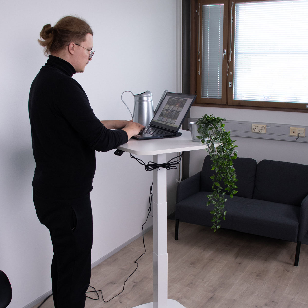 Lykke höj och sänkbart skrivbord L200, vit, 90 x 55cm Hvit