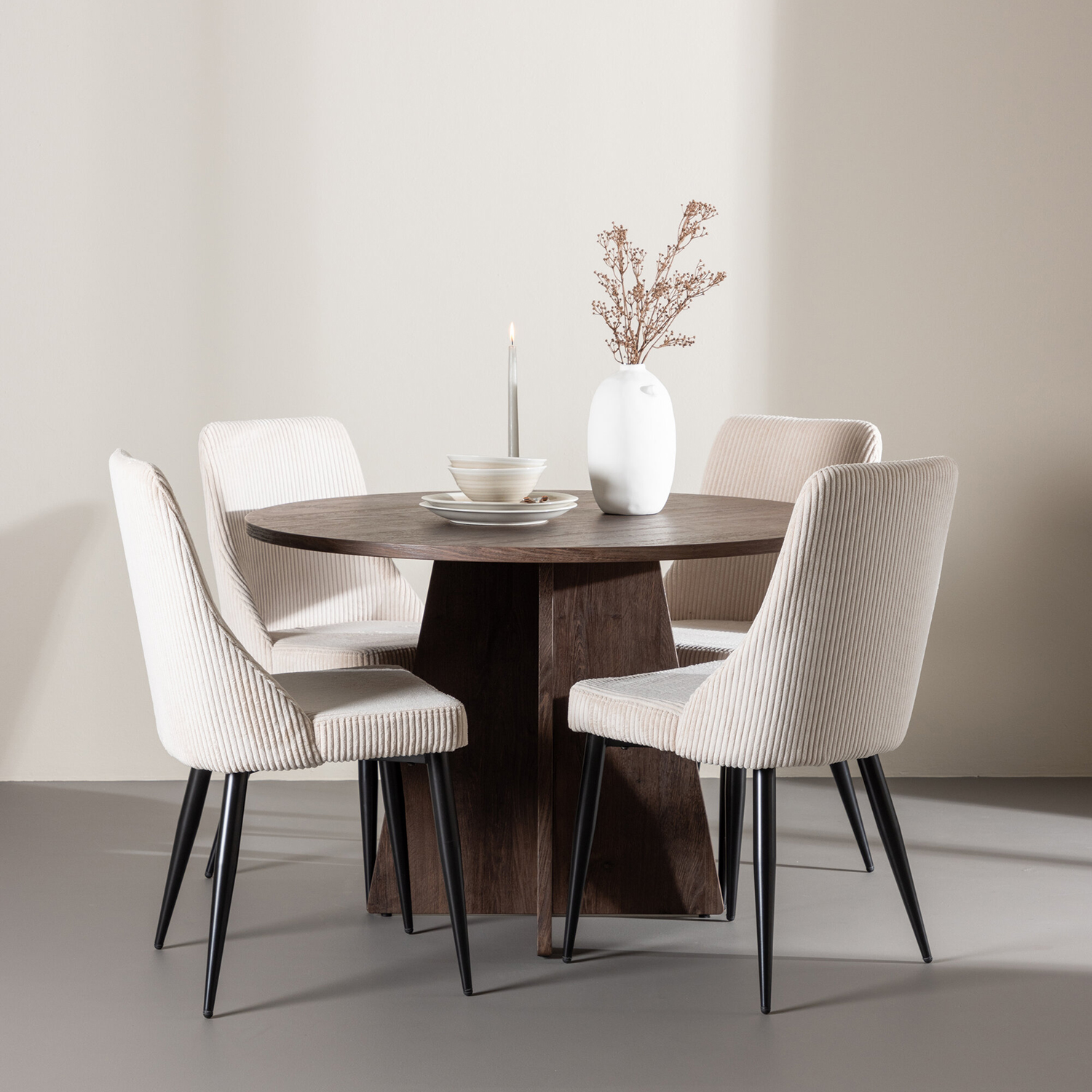 Spisegruppe Venture Home Bootcut Ø110 med 4 stk Leone Stoler