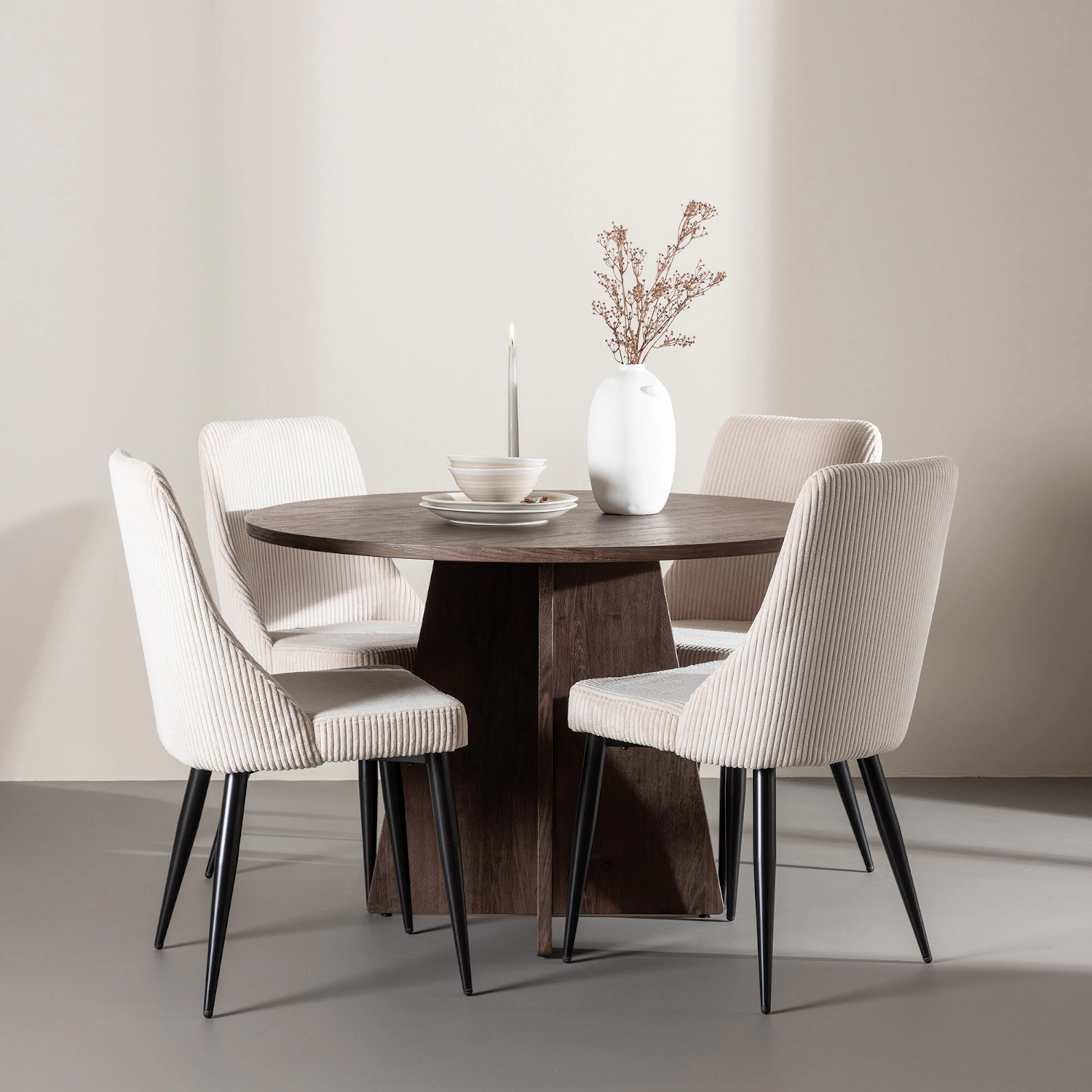 Spisegruppe Venture Home Bootcut Ø110 med 4 stk Leone Stoler