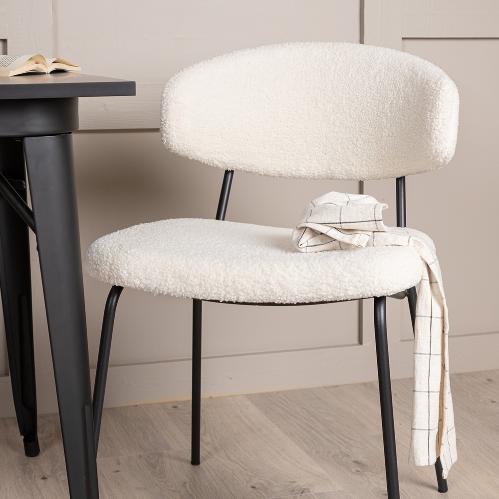 Spisegruppe Venture Home Tempe med 2 Chico Stoler