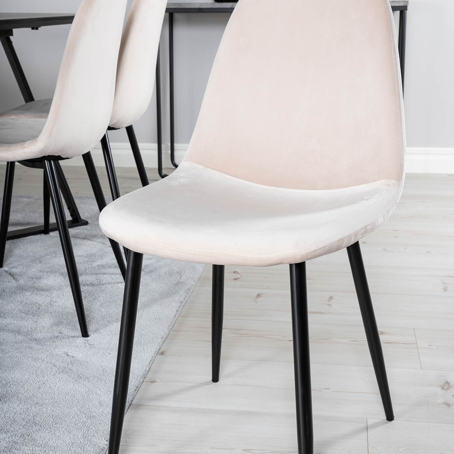 Spisegruppe Venture Home Madde med 6 Pobbie Stoler Fløyel