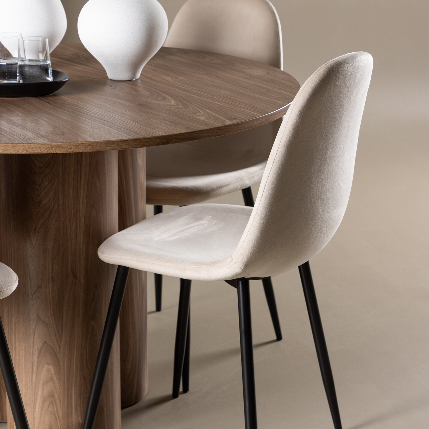 Spisegruppe Venture Home Olivia Ø110 med 4 stk Polar Stoler Fløyel