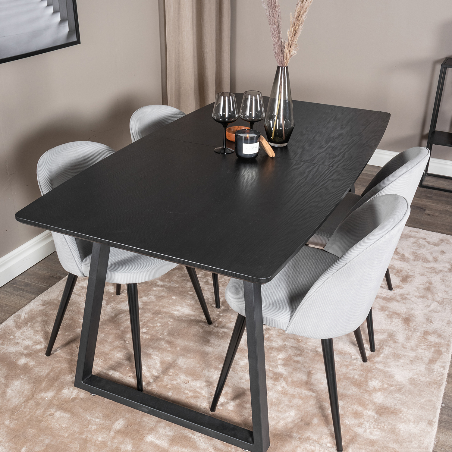 Spisegruppe Venture Home Ina med 4 Valentina Stoler Manchester