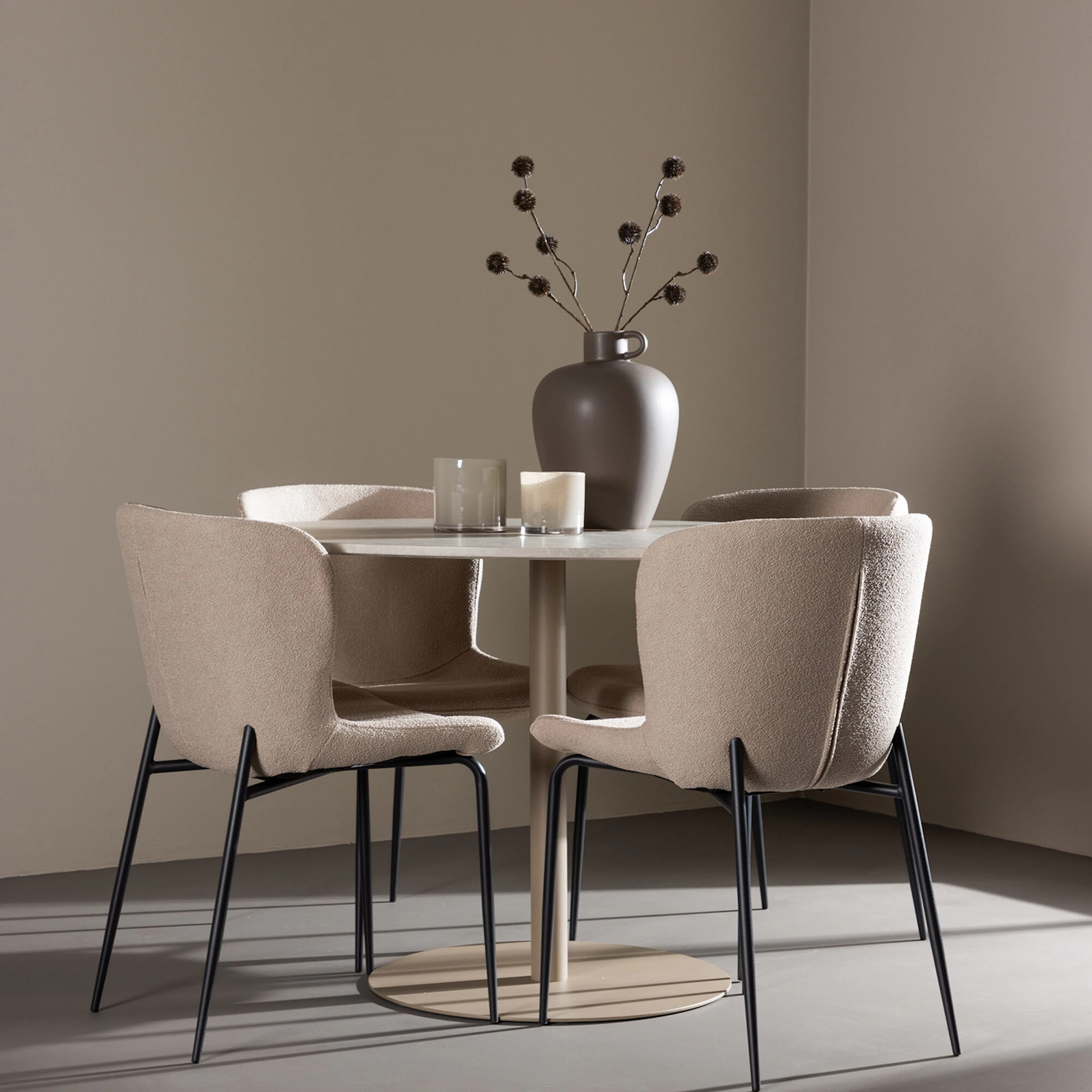 Lycke Dining Table with Modesto Dining Chair Beige/Hvit