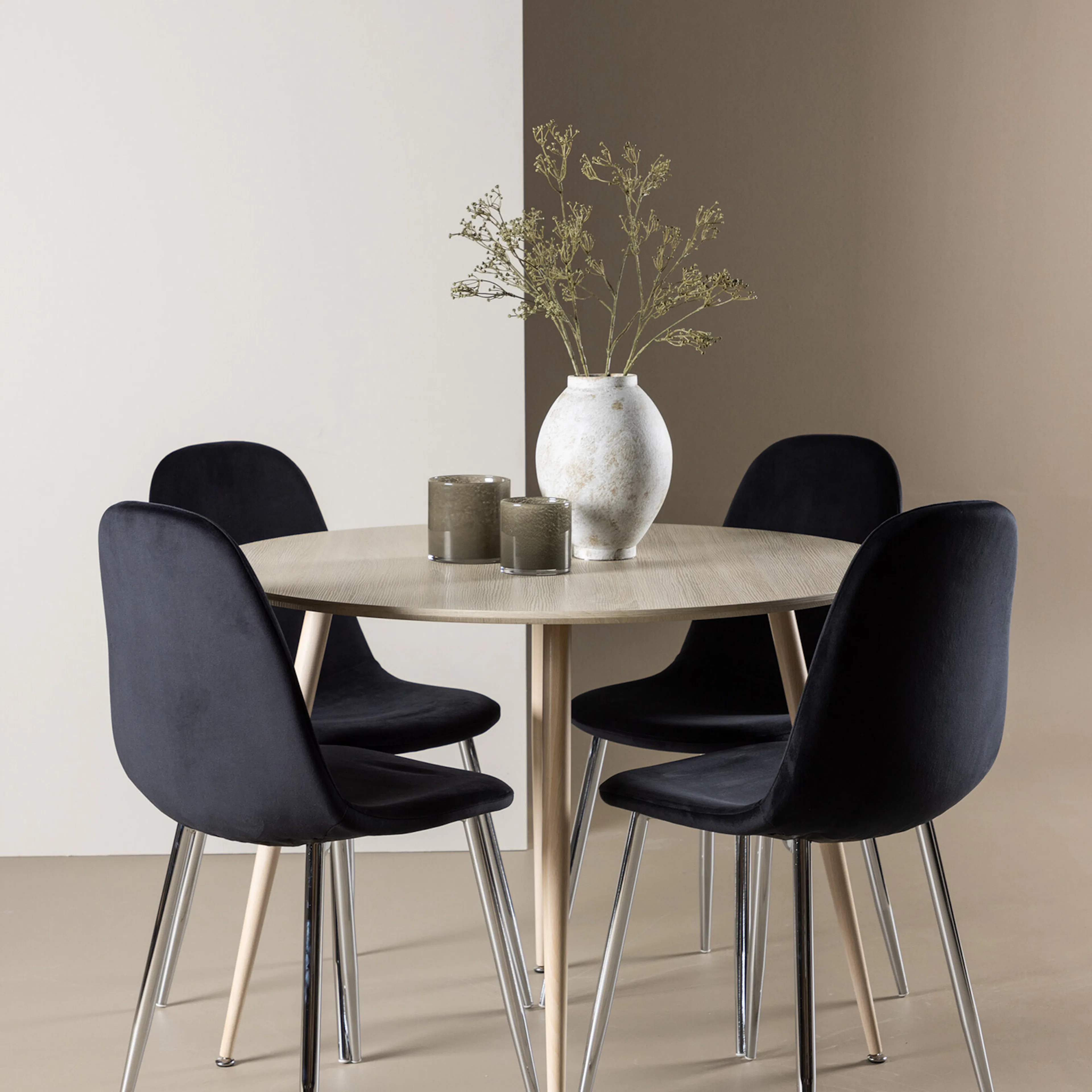 Plaza Dining Table with Polar Dining Chair Farge: Hvitvaske/Sort, Bein: Stål