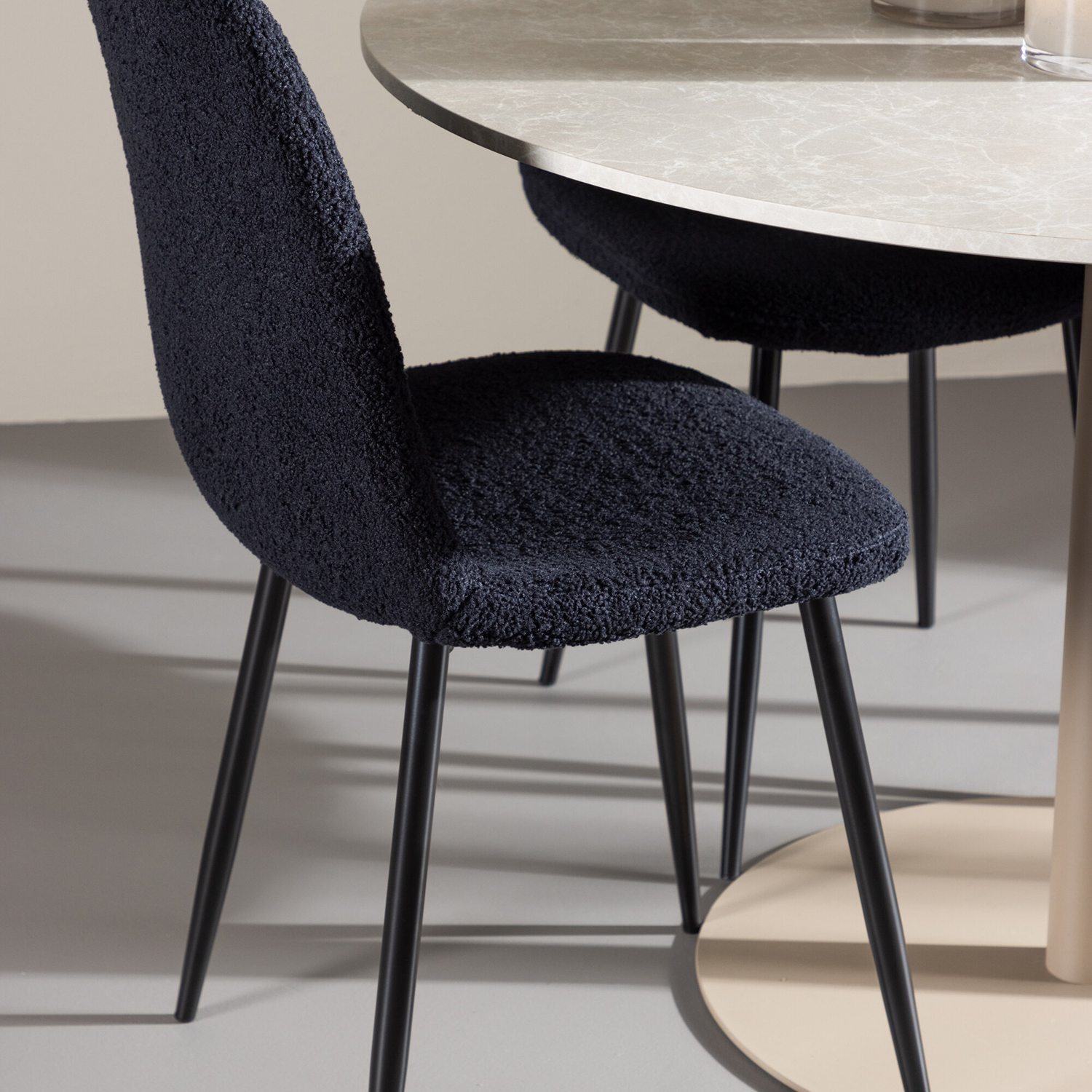 Spisegruppe Venture Home Lycke Ø110 med 4 stk Polar Stoler Teddy