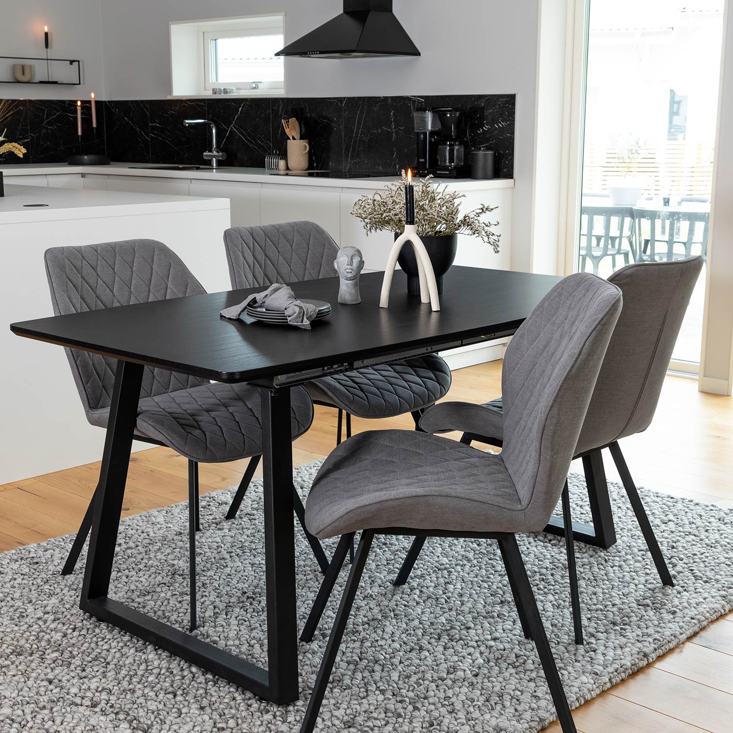 Spisegruppe Venture Home Ina med 4 Geneva Stoler