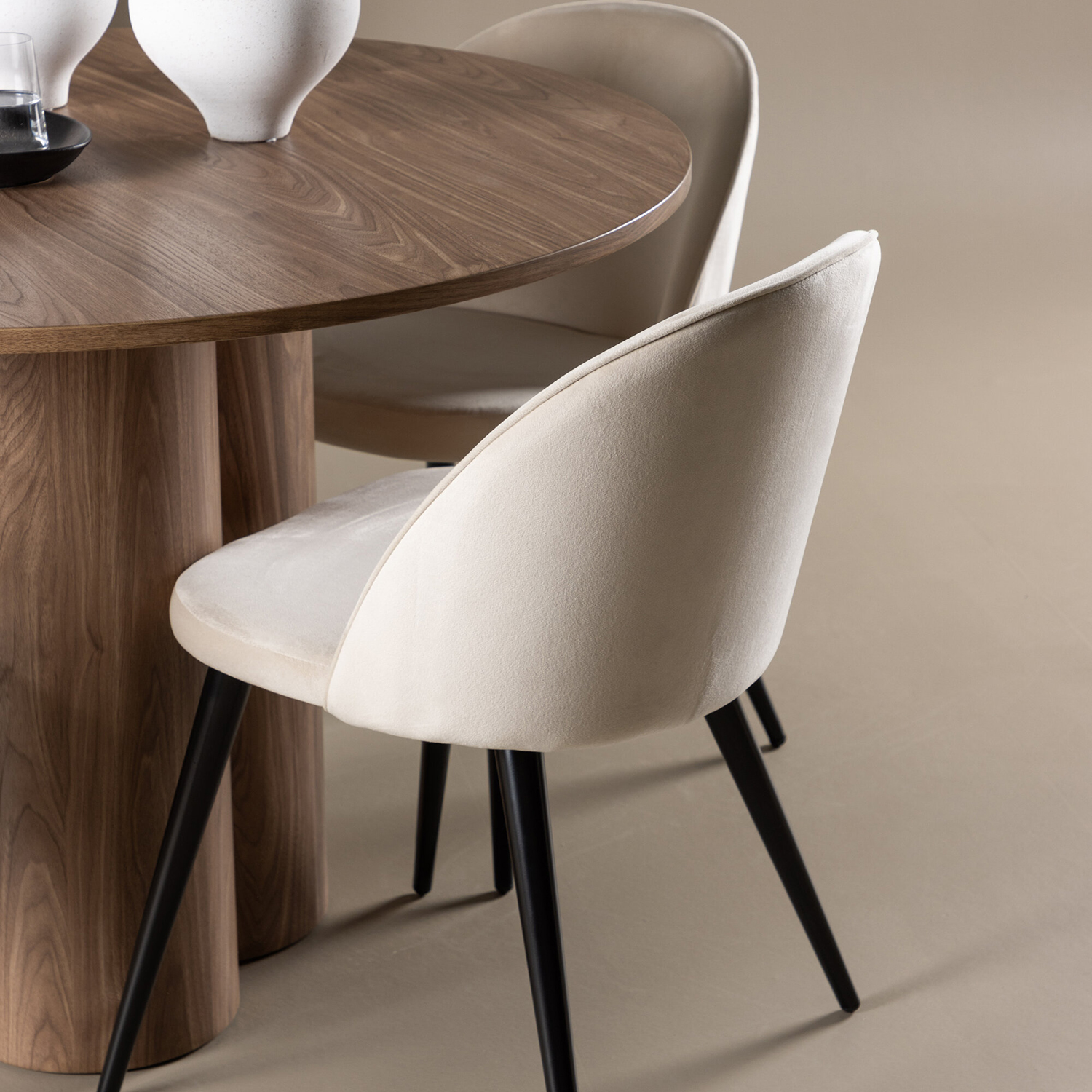 Olivia Dining Table with Velvet Dining Chair Mocka/Beige