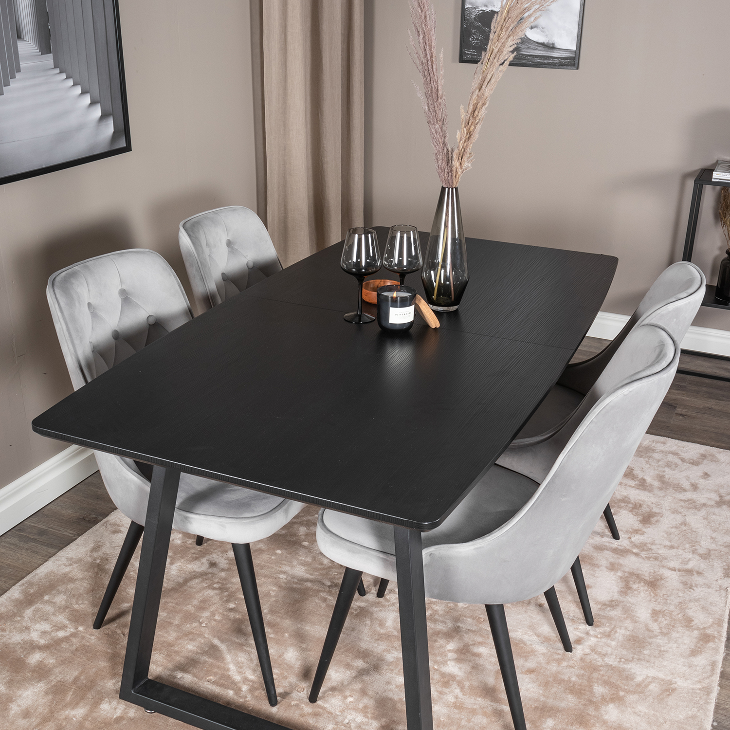 Spisegruppe Venture Home Ina med 4 Vera Stoler Fløyel