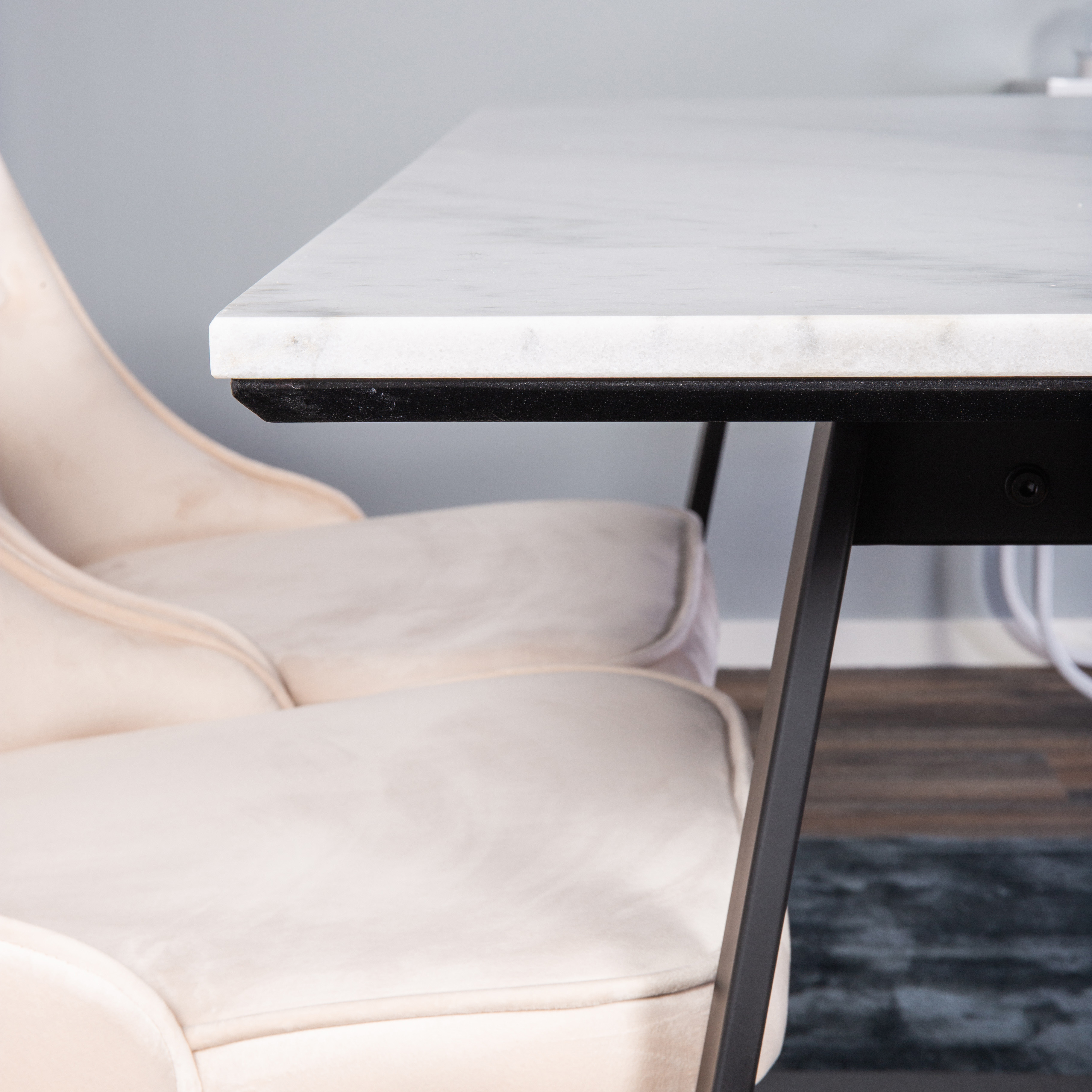 Spisegruppe Venture Home Estelle 140 med 4 Vera Stoler Fløyel