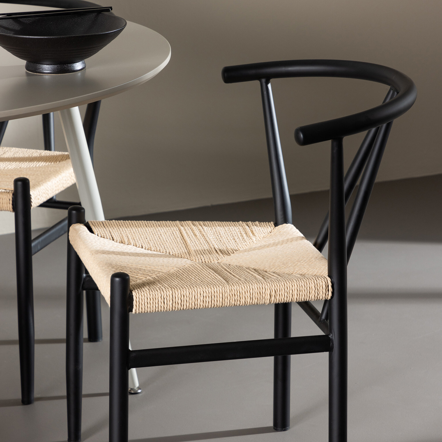 Spisegruppe Venture Home Plaza Ø120 med 4 stk Alfons Stoler