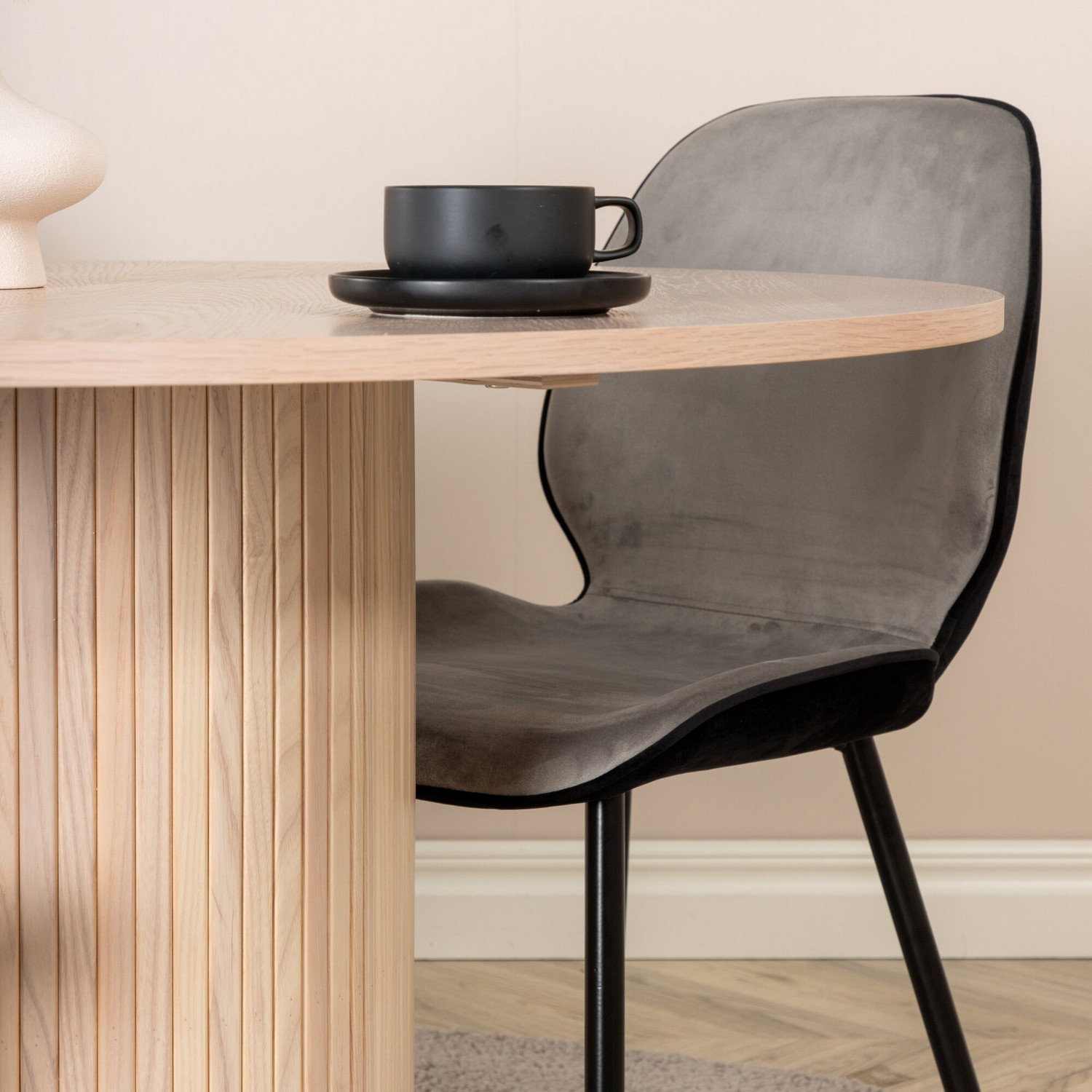 Spisegruppe Venture Home med Bianca Spisebord og 4 Elisa Spisestoler
