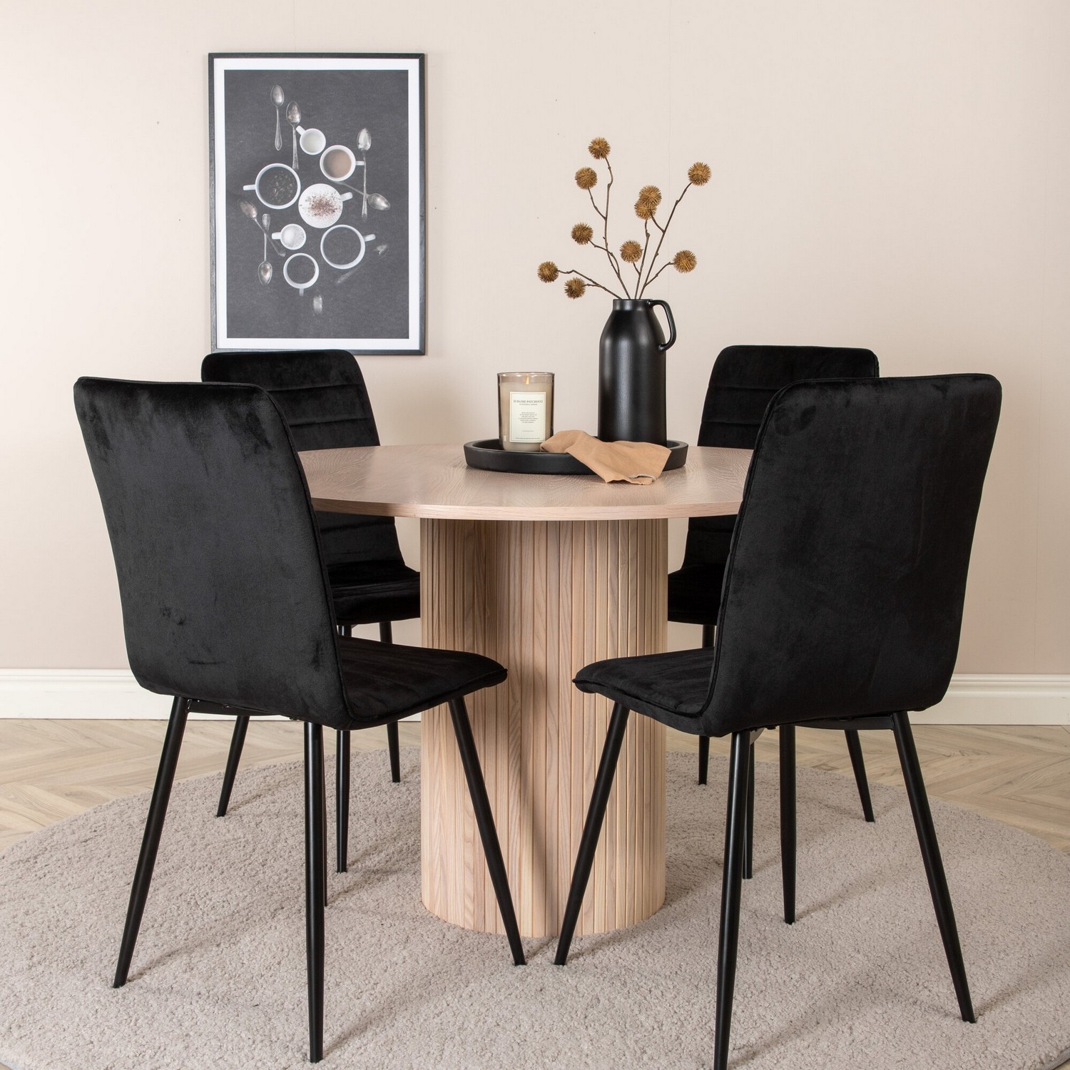 Spisegruppe Venture Home med Bianca Spisebord og 4 Walerina Spisestoler i Fløyel