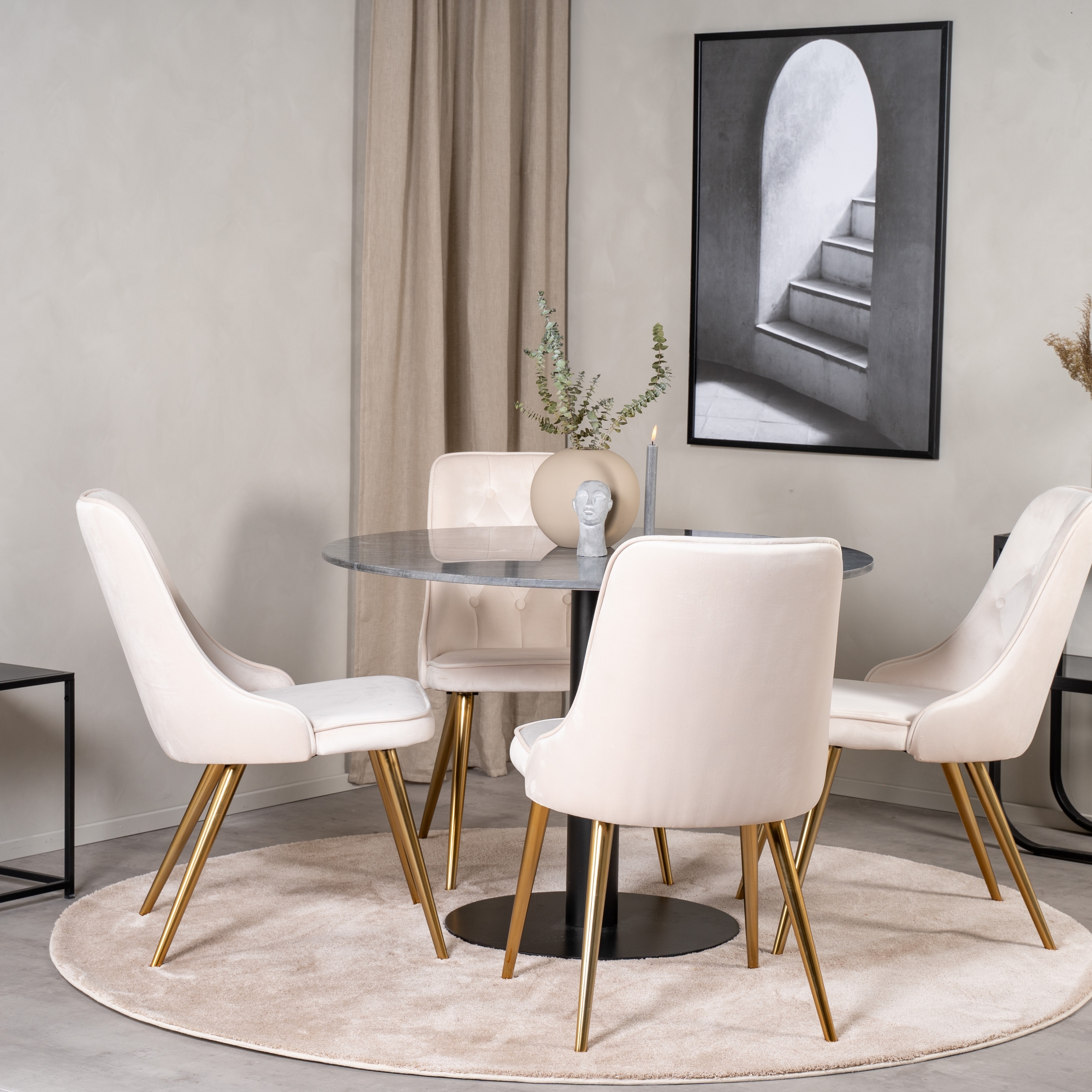 Spisegruppe Venture Home Estelle Rund med 4 Vera Stoler Fløyel