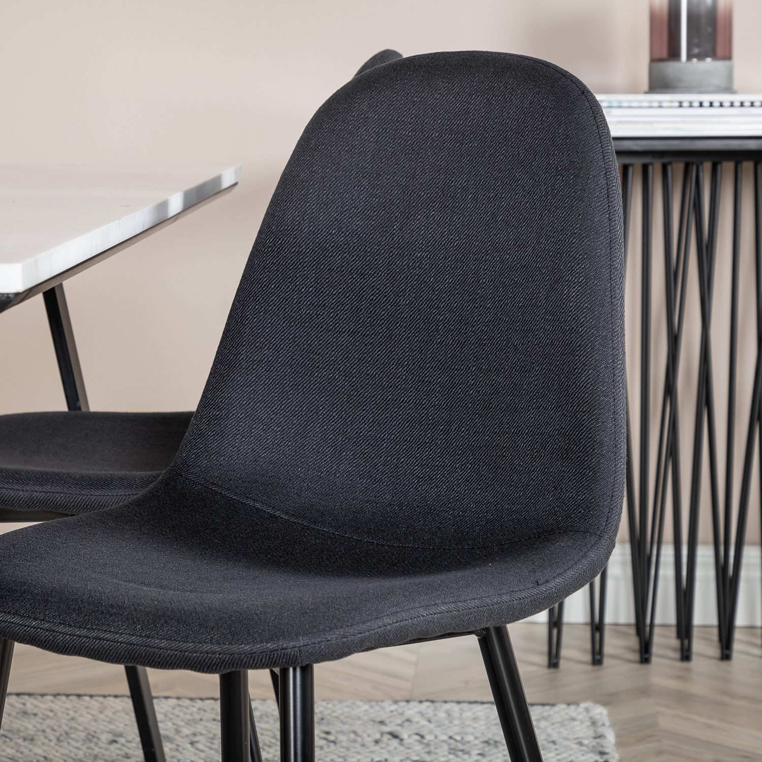 Estelle Table White / Black+Polar Chair - - Black Fabric_4 Hvit/Sort