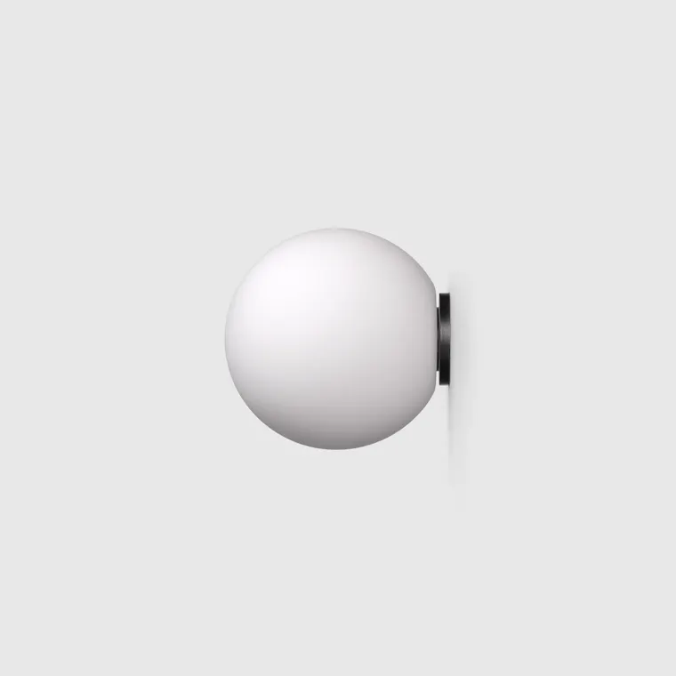 Vägglampa Haven Lamp L2.04 med glob och mattsvart fäste