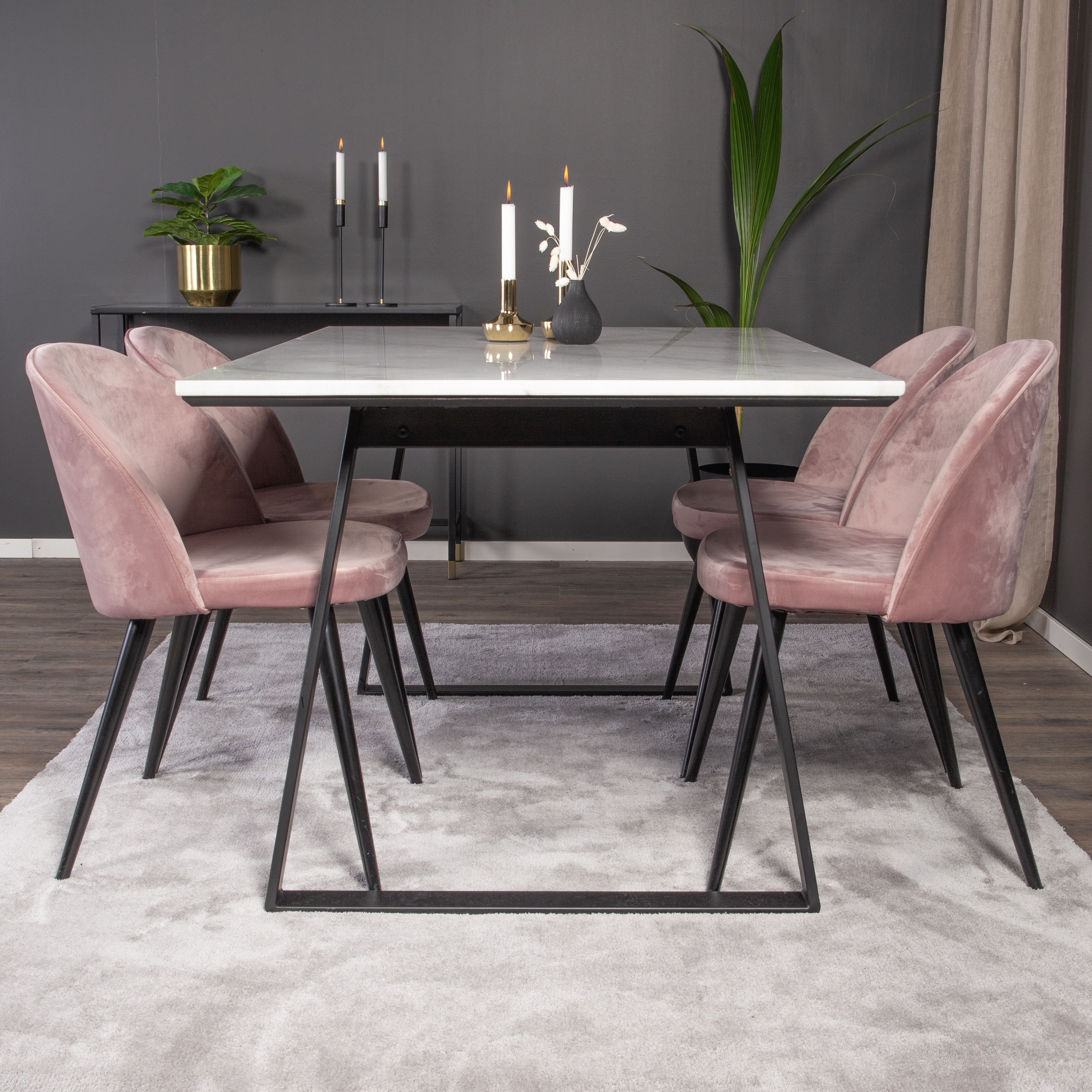 EstelleBord140*90-VitMarble/Black+Stol-Svart/GamelrosaSamet4 Hvit Bord med Sort Bein, Rosa Stol med Sort Bein