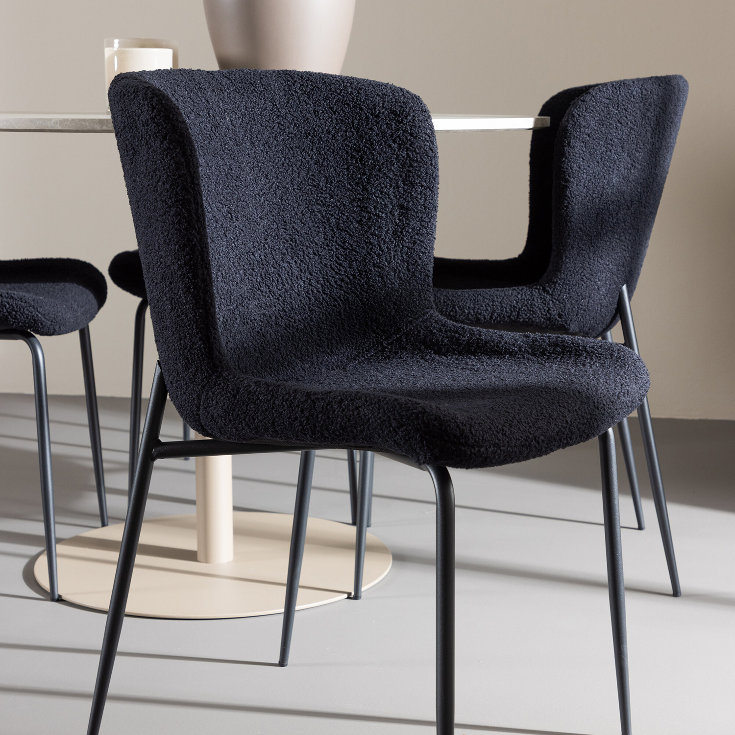 Spisegruppe Venture Home Lycke Ø110 med 4 stk Modesto Stoler