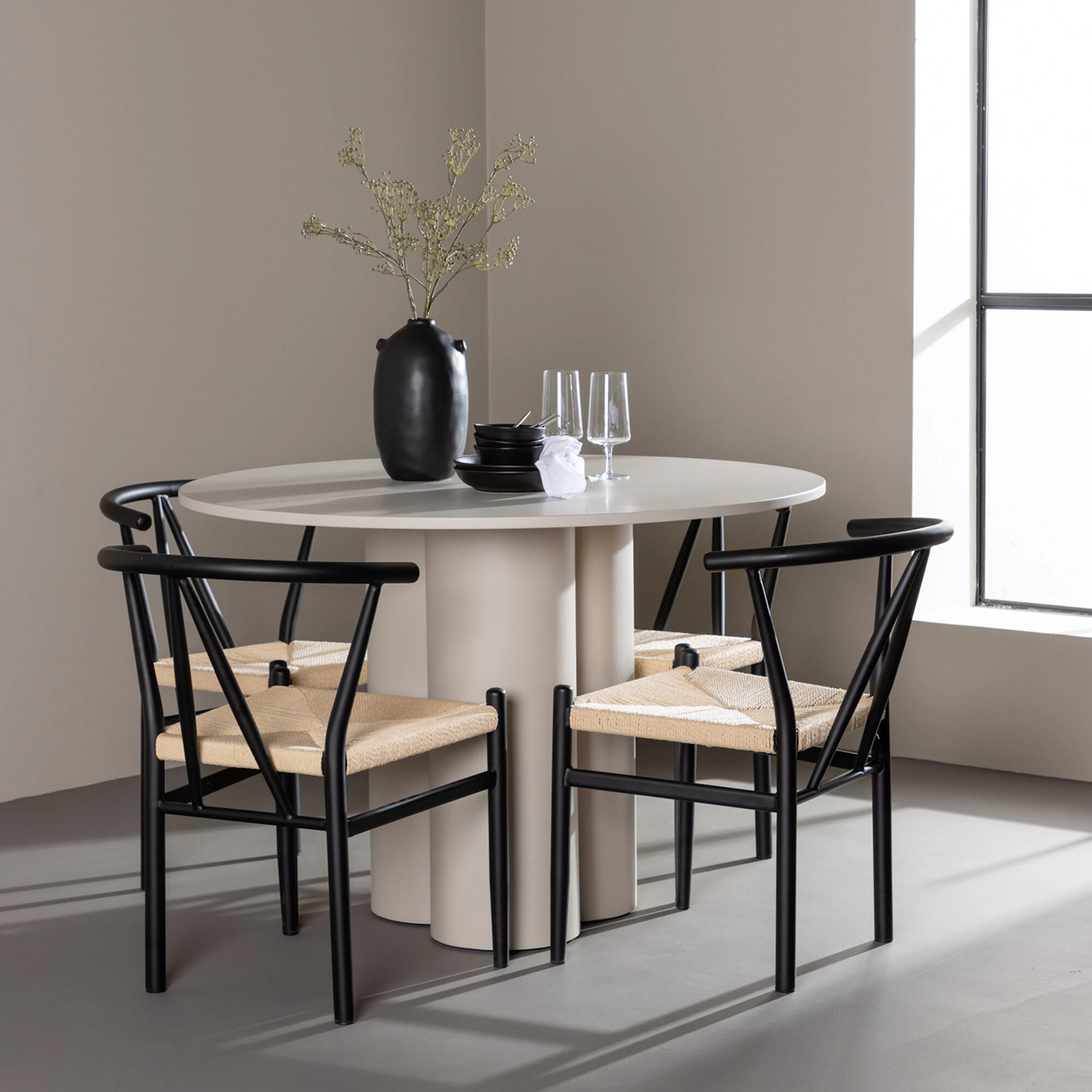 Spisegruppe Venture Home Olivia Ø110 med 4 stk Alfons Stoler