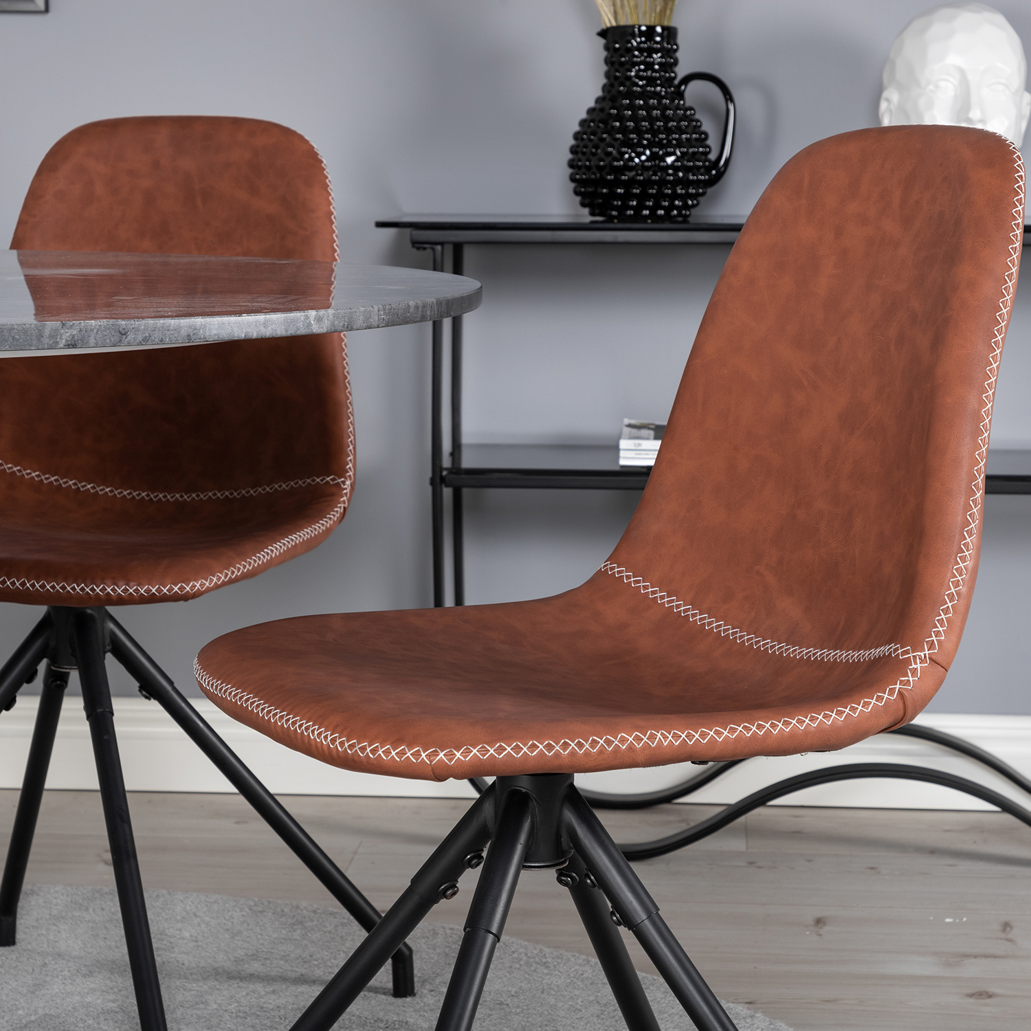 Spisegruppe Venture Home Estelle med 4 Pobbie Stoler Kunstlær