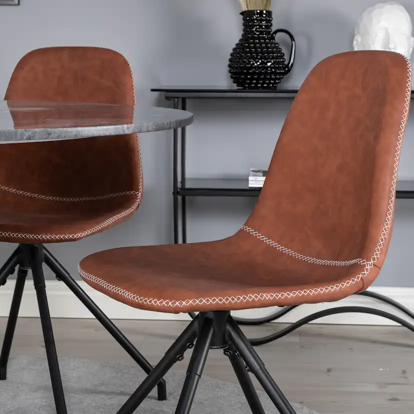 Spisegruppe Venture Home Estelle med 4 Pobbie Stoler Kunstlær