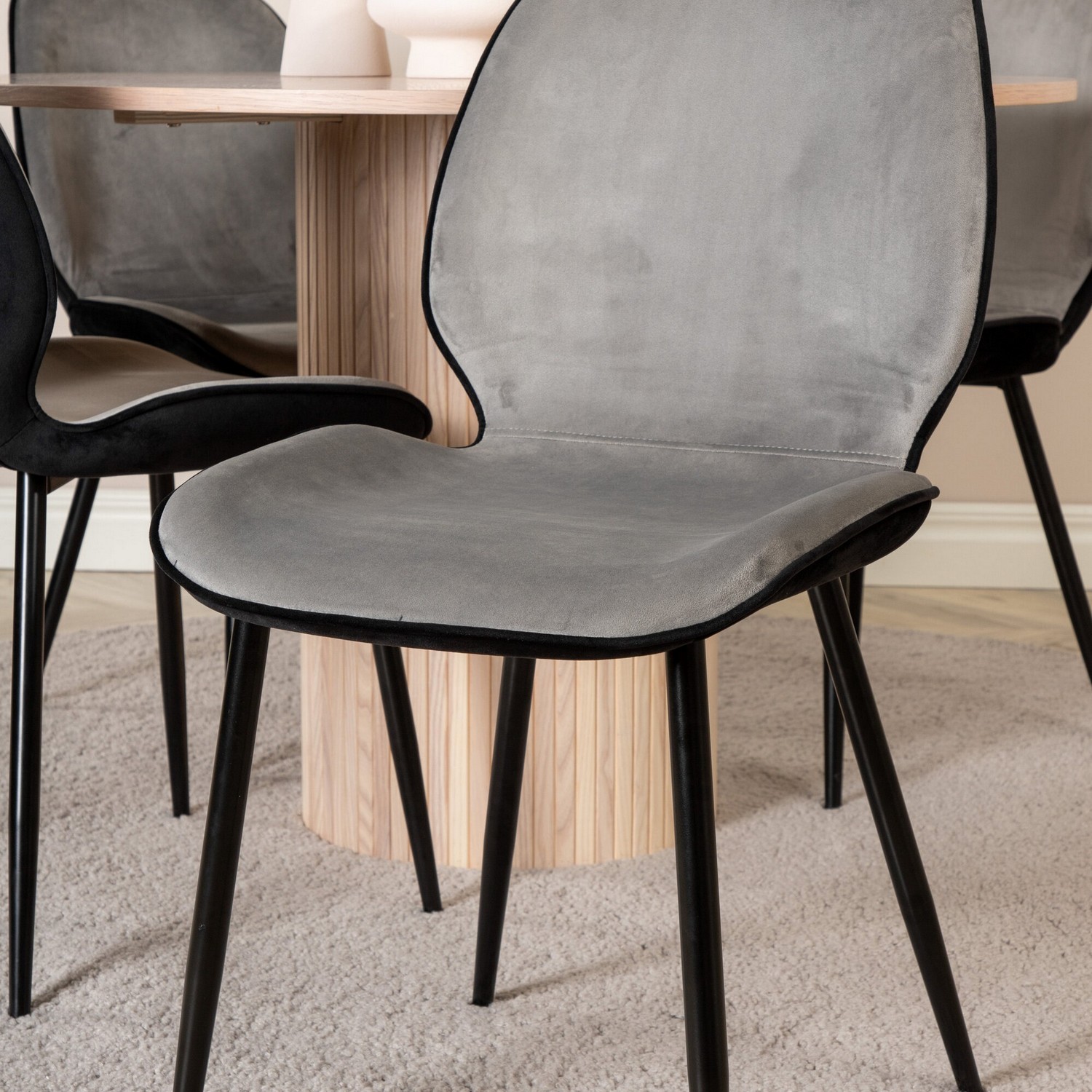 Spisegruppe Venture Home med Bianca Spisebord og 4 Elisa Spisestoler