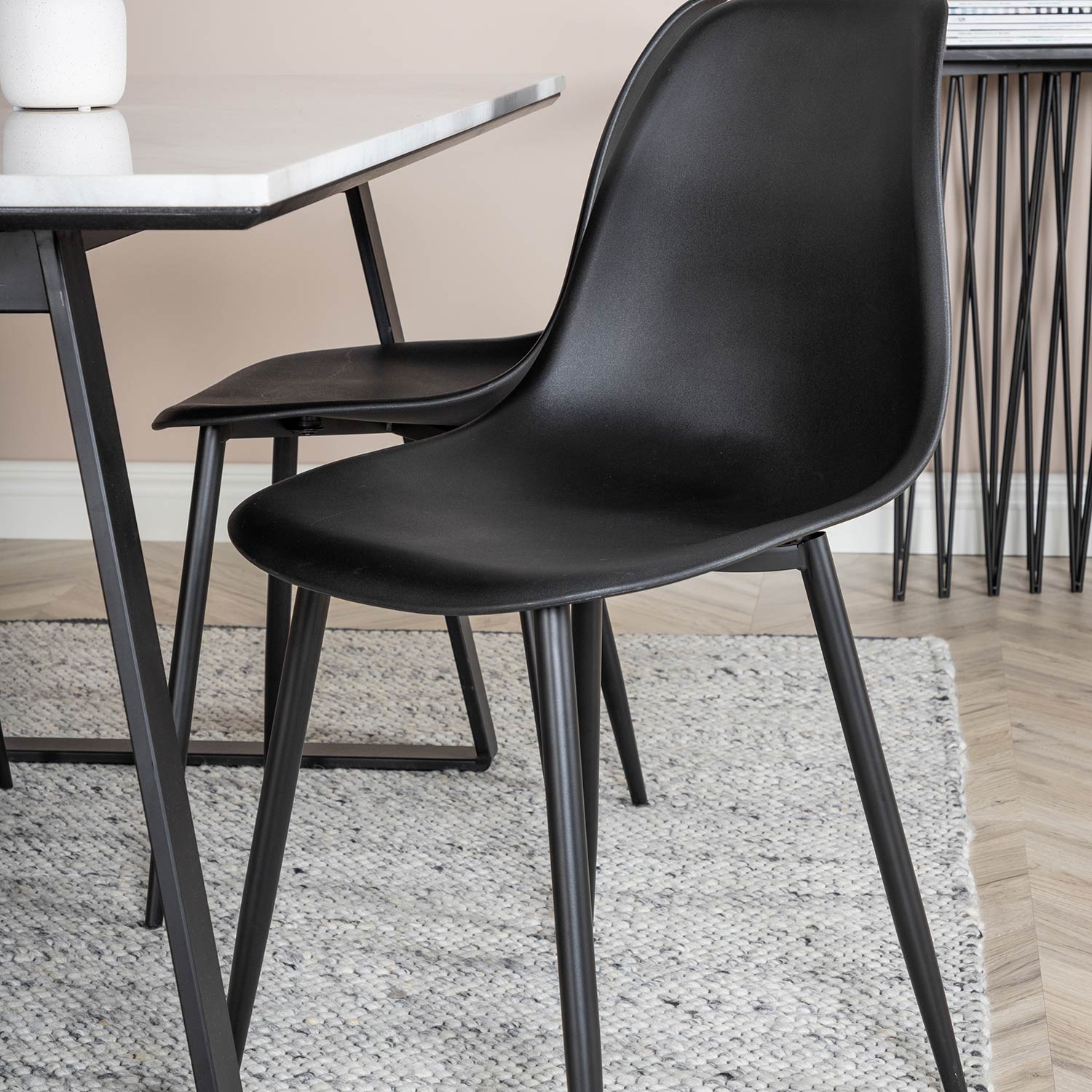 Spisegruppe Venture Home Estelle 140 med 4 Pop Stoler