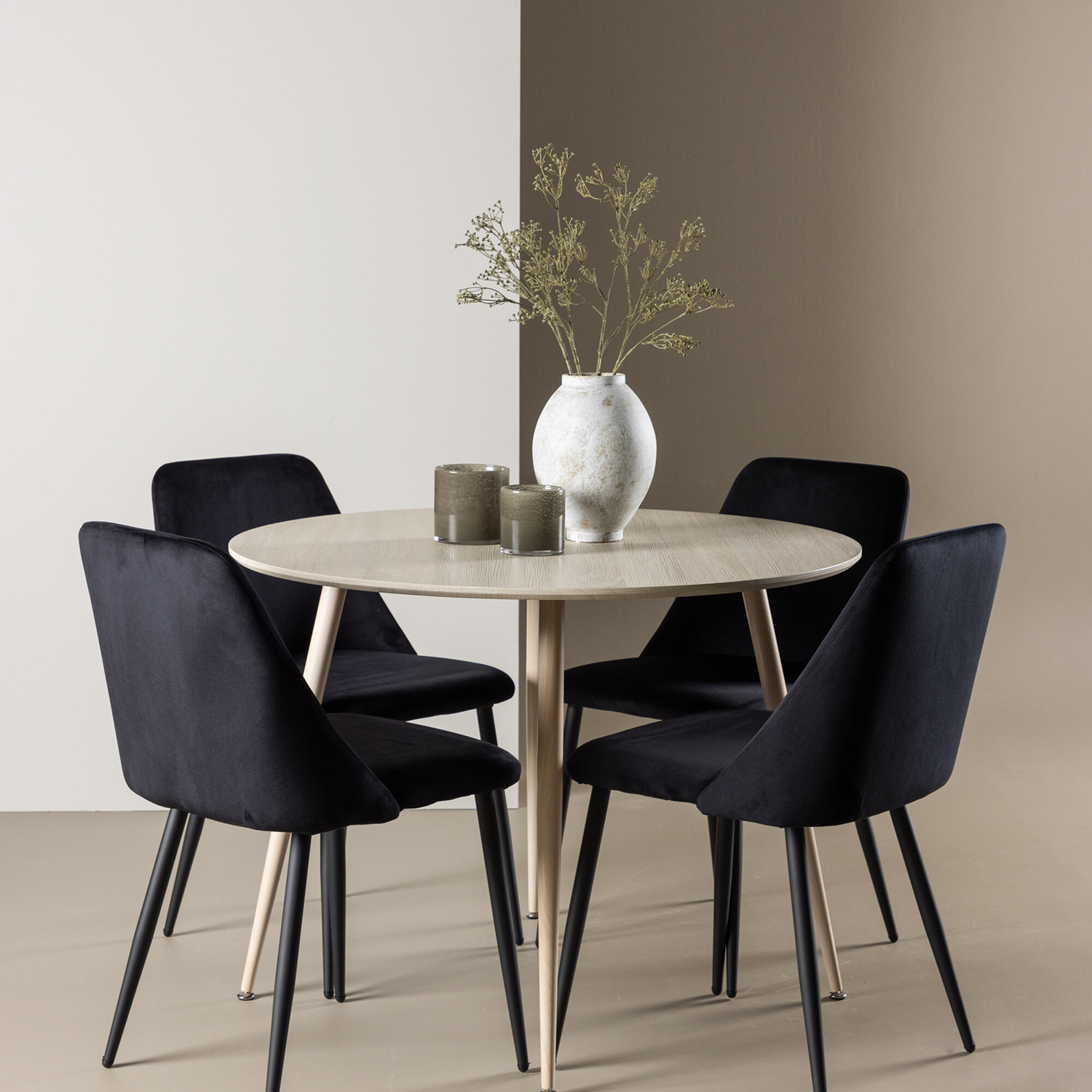 Spisegruppe Venture Home Plaza Ø100 med 4 stk Night Stoler