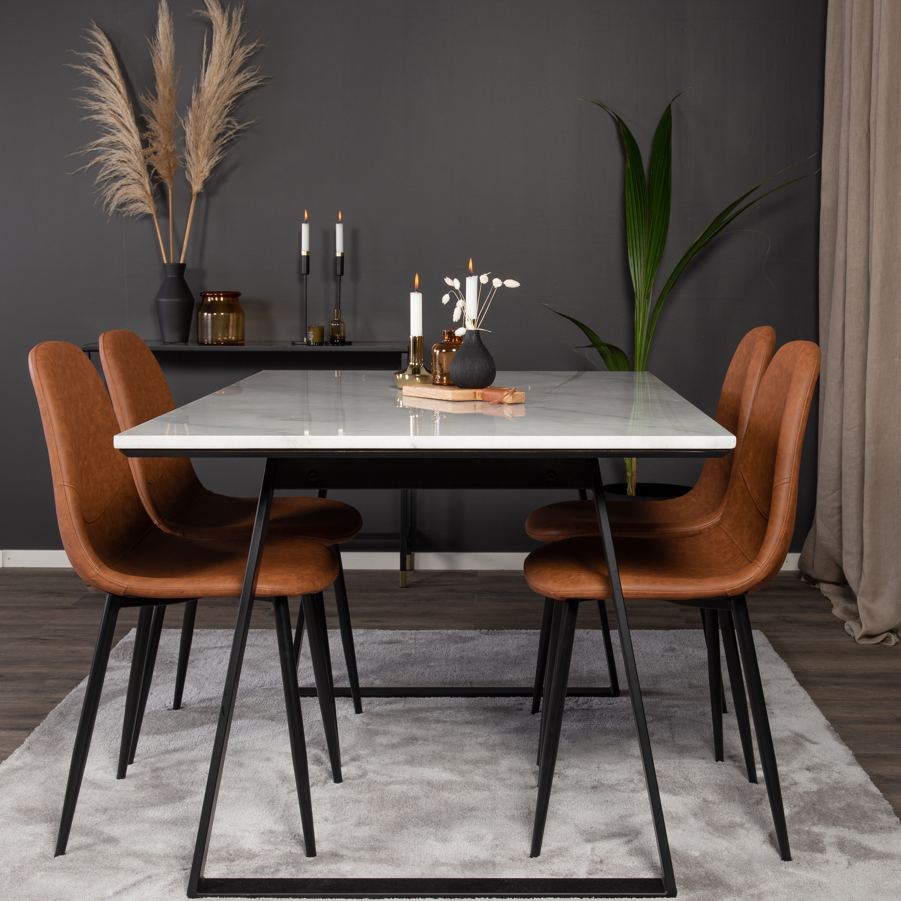Spisegruppe Venture Home Estelle 140 med 4 Pobbie Stoler Lær