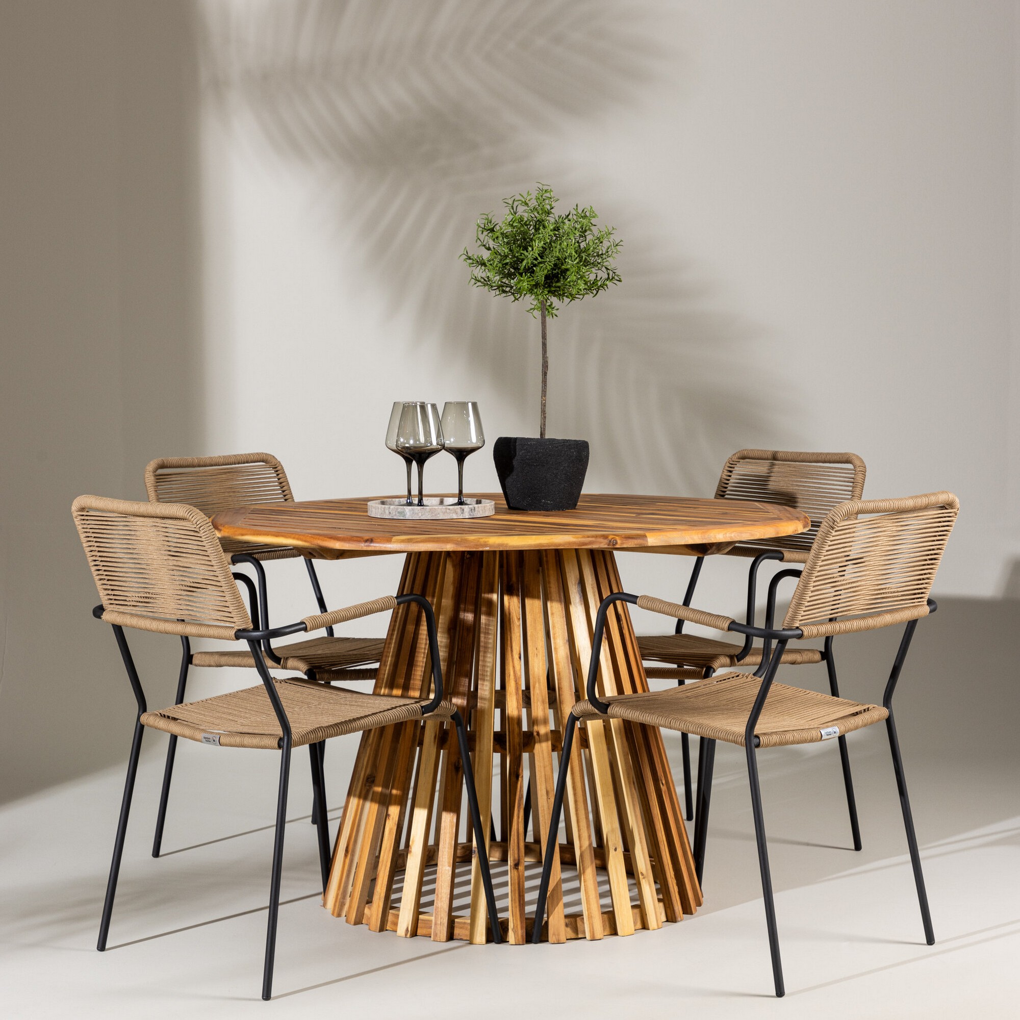 Hagegruppe Venture Home Lumpur med 4 Lindos Lenestoler