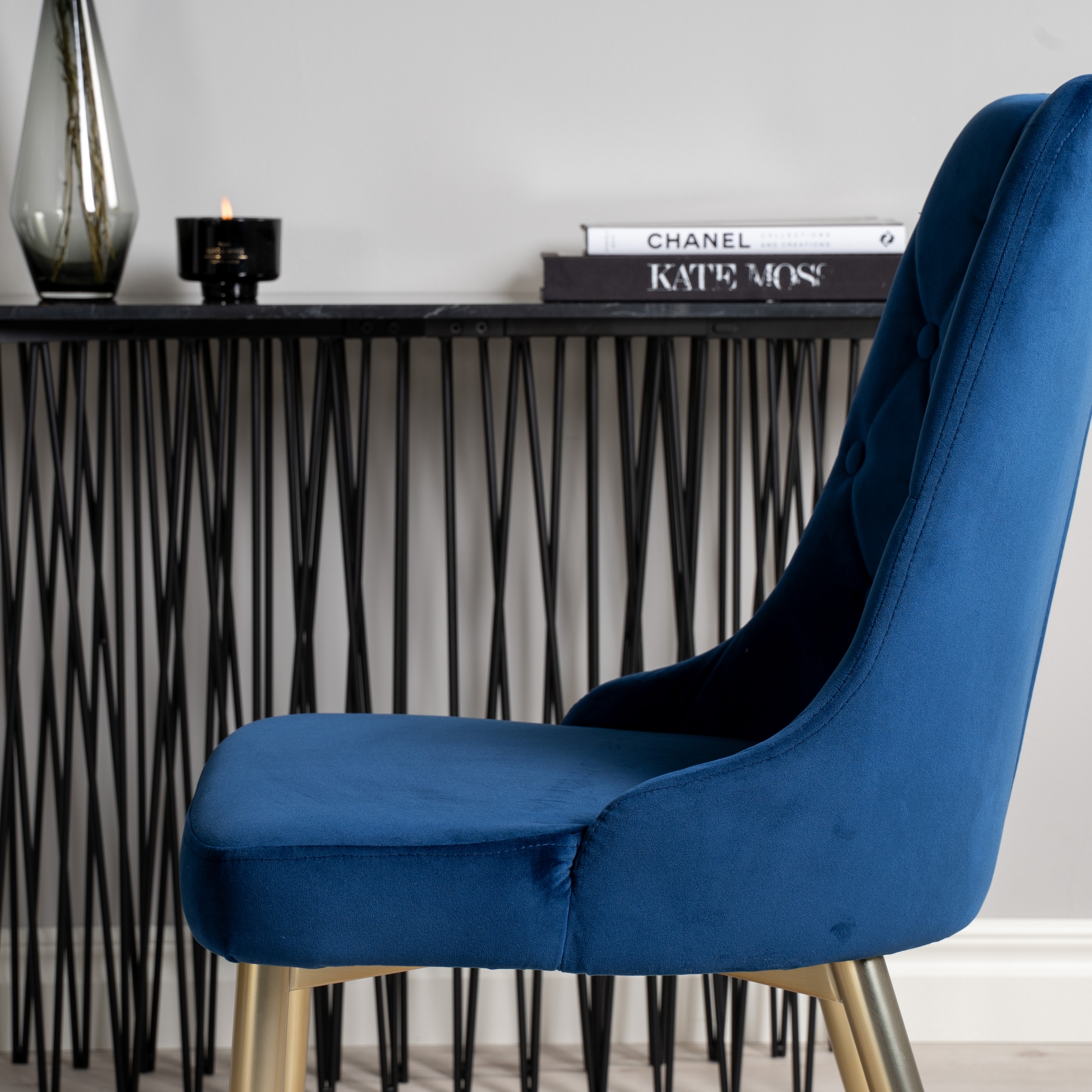 Spisegruppe Venture Home Dipp Ø115 cm med 4 Velvet Deluxe Stoler
