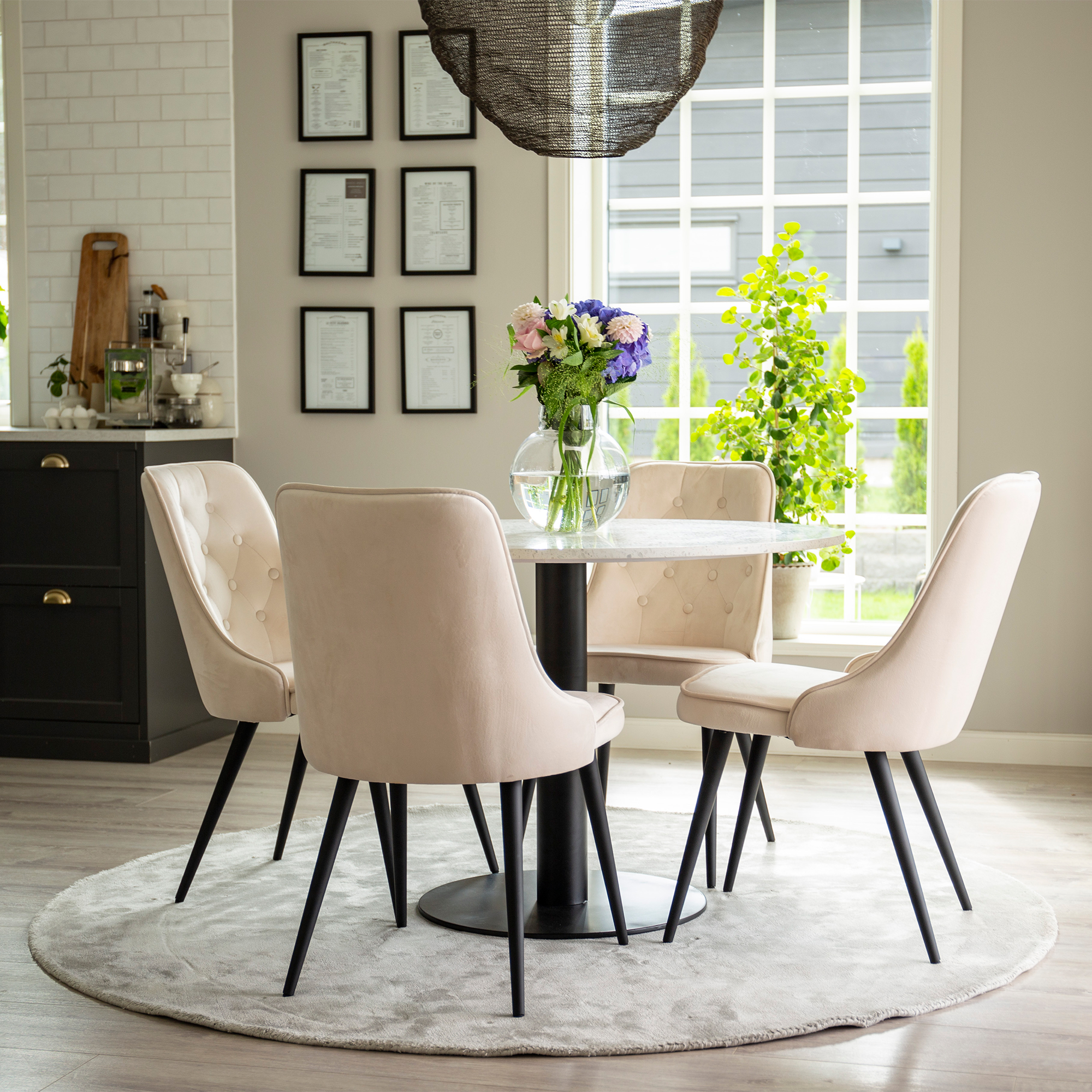 Spisegruppe Venture Home Roxanna HHvitBord med 4 Vera Stoler Fløyel