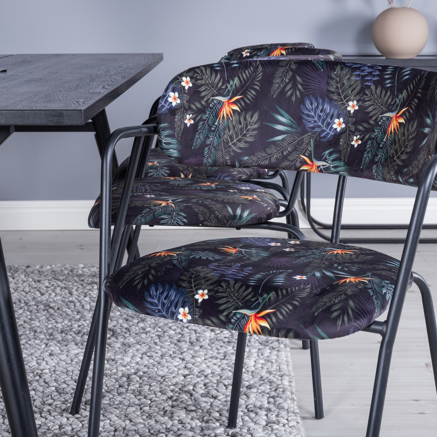 Spisegruppe Venture Home Salt med 6 Aris Karmstoler