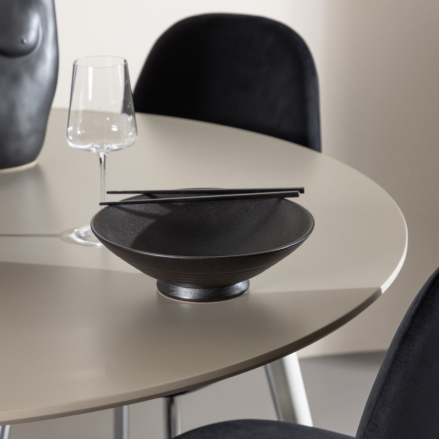 Spisegruppe Venture Home Plaza Ø120 med 4 stk Polar Stoler Fløyel
