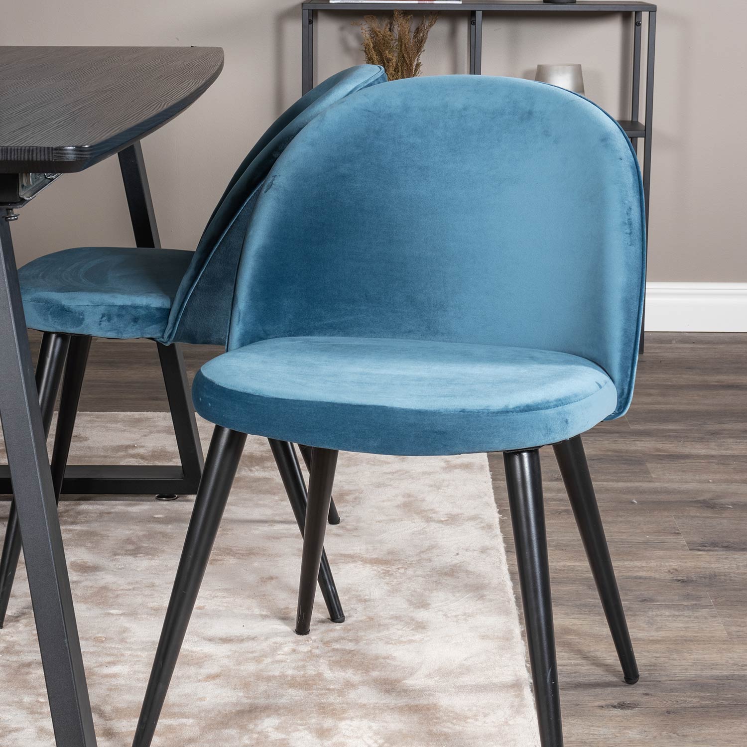 Spisegruppe Venture Home Ina med 4 Valentina Stoler Fløyel