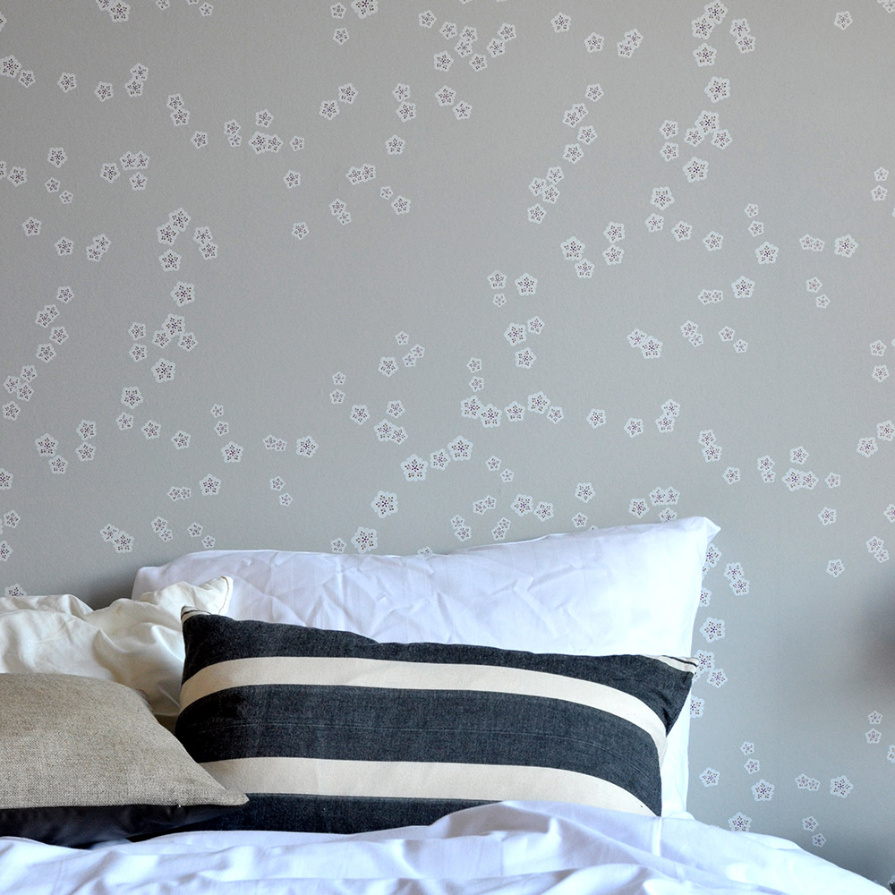 Tapet Mimou Falling Flowers Grey