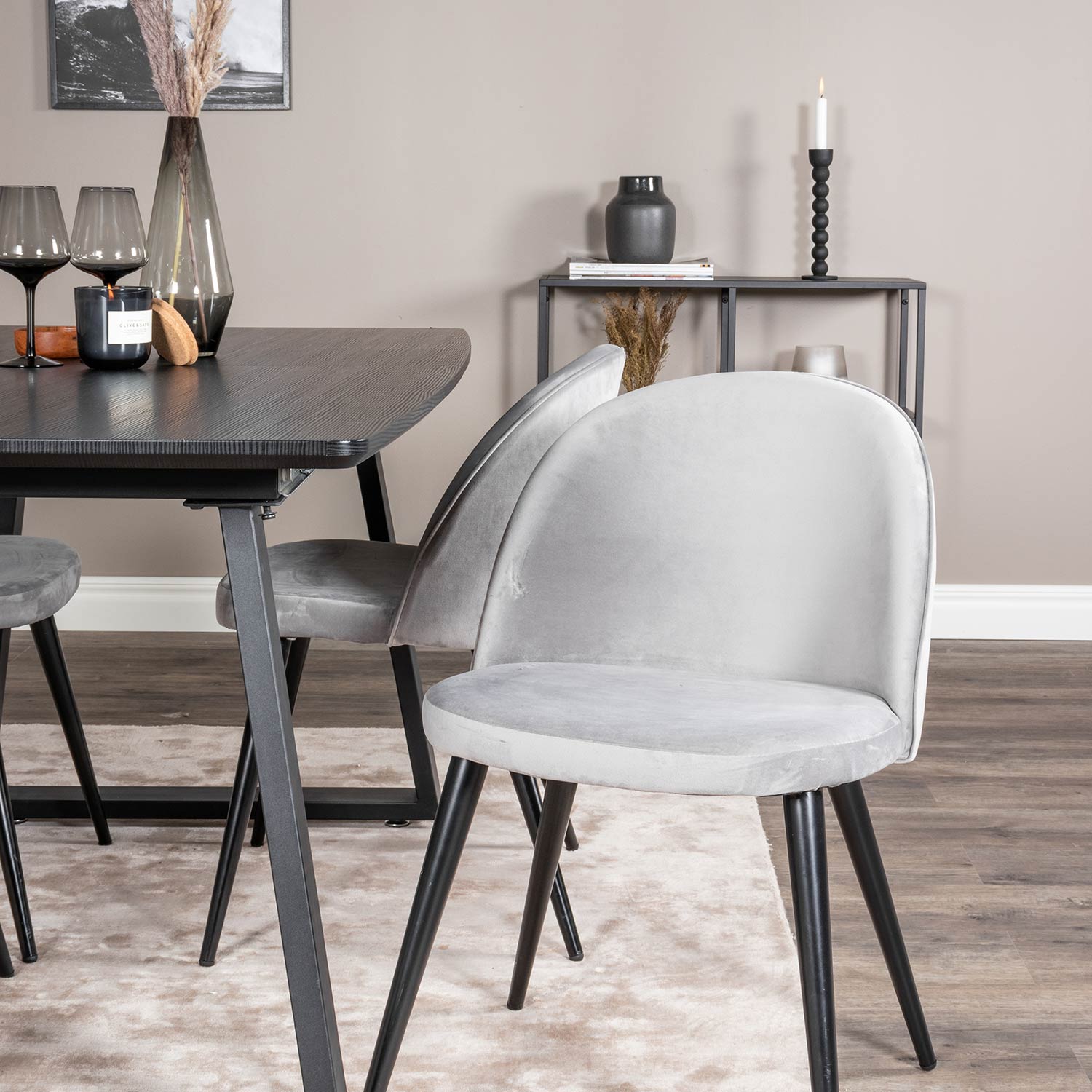 Spisegruppe Venture Home Ina med 4 Valentina Stoler Fløyel