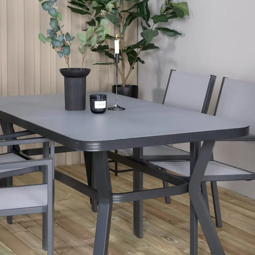 Spisegruppe Venture Home Vyn med 4 Curz Stablebare Spisestoler