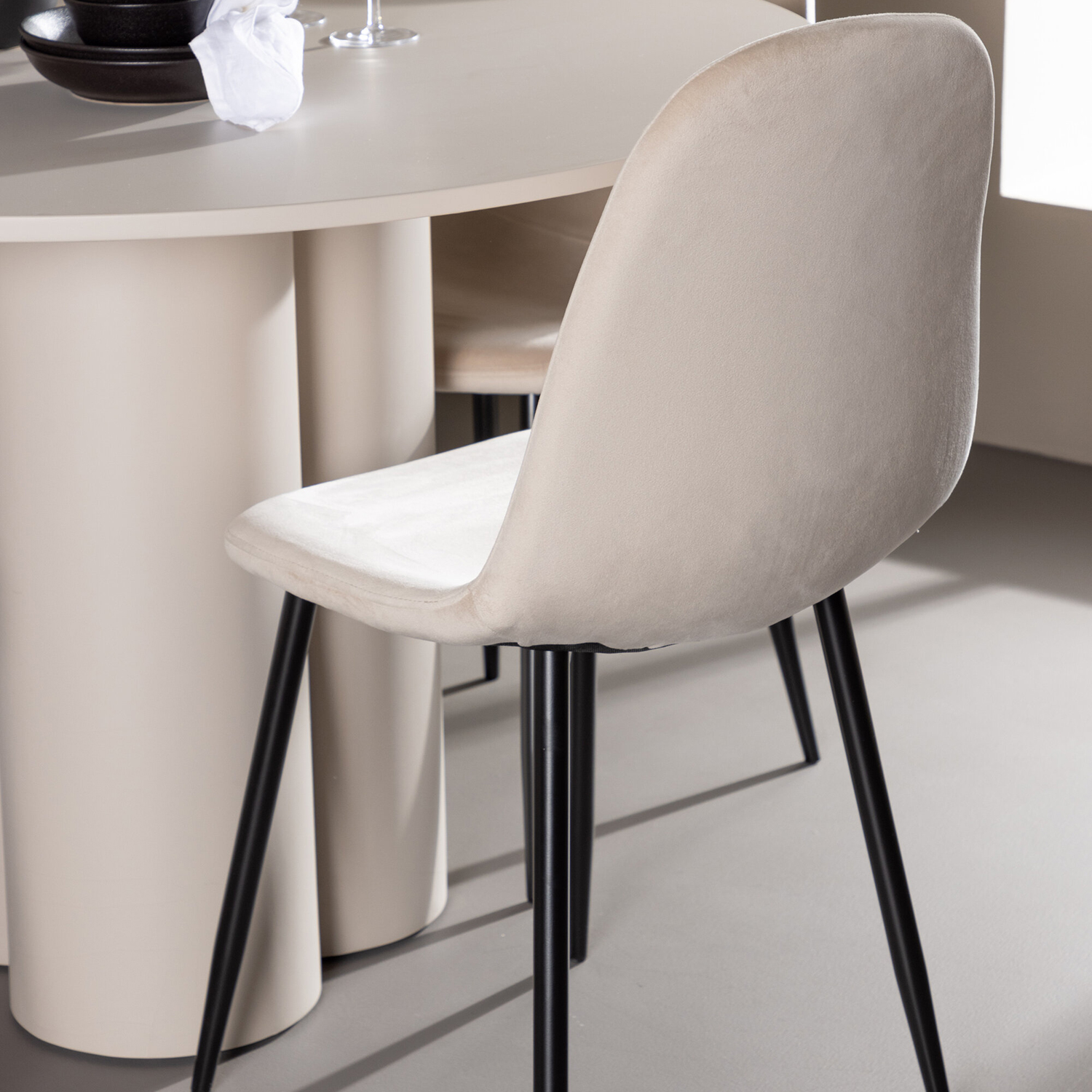 Spisegruppe Venture Home Olivia Ø110 med 4 stk Polar Stoler Fløyel