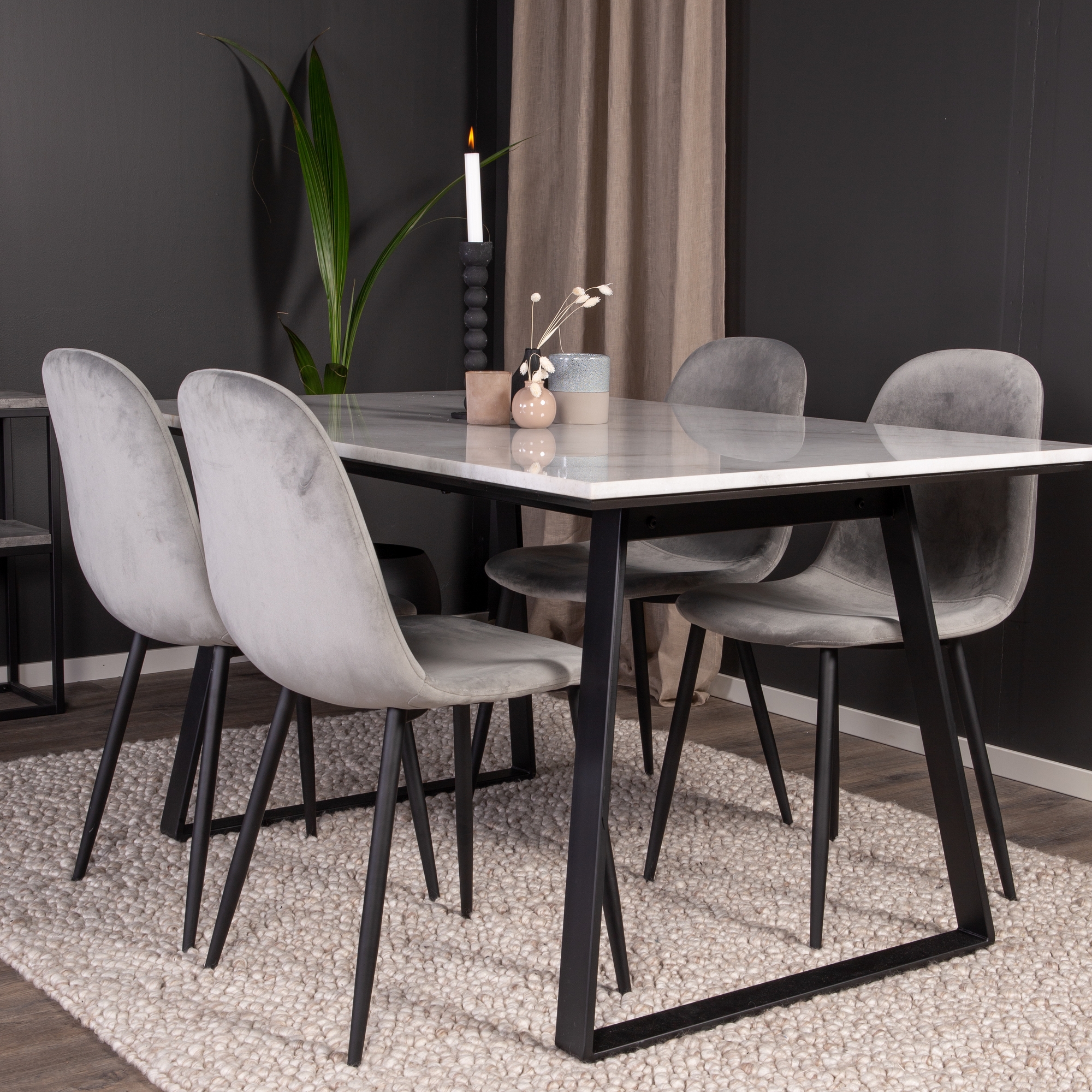 Spisegruppe Venture Home Estelle 140 med 4 Pobbie Stoler Fløyel