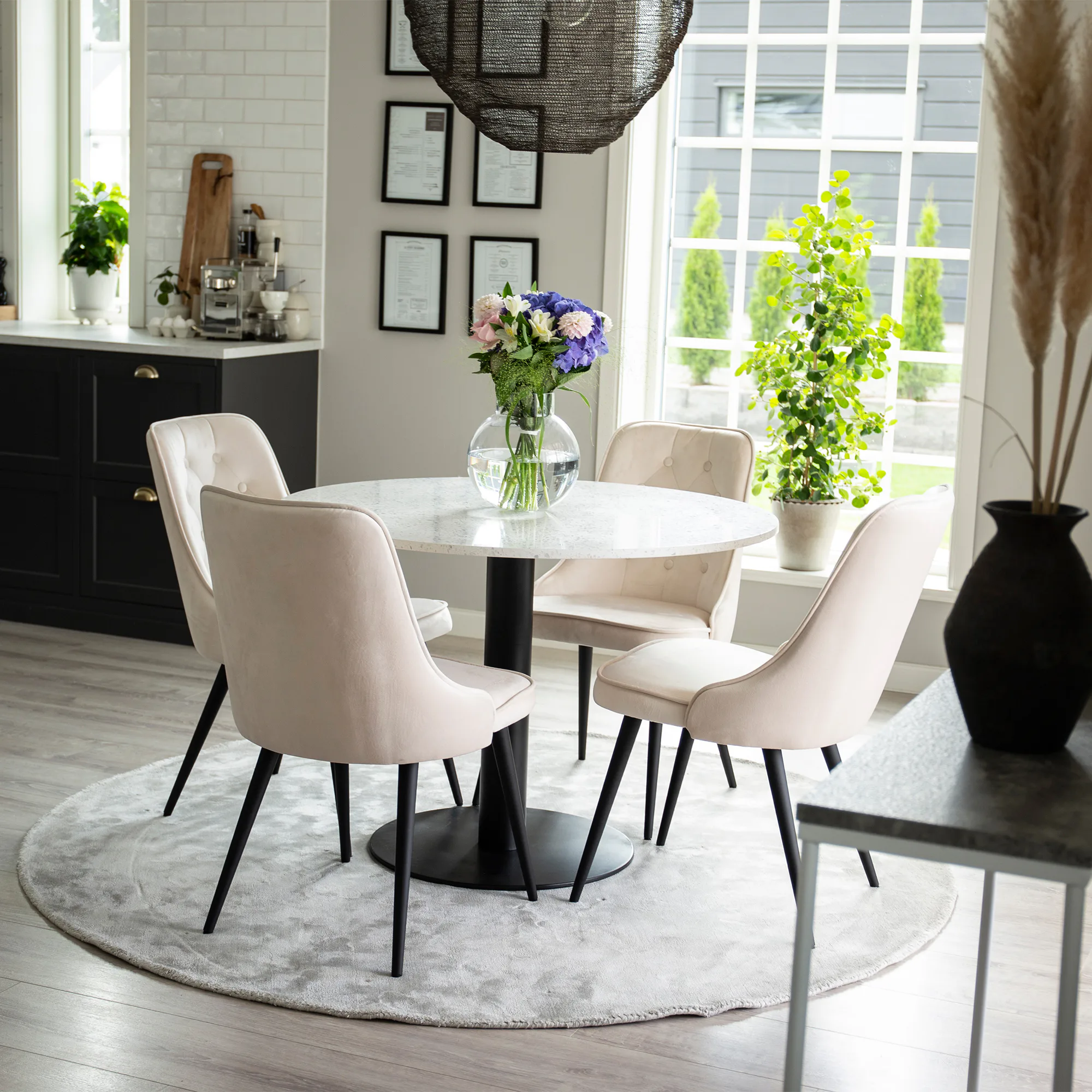 Spisegruppe Venture Home Roxanna HHvitBord med 4 Vera Stoler Fløyel