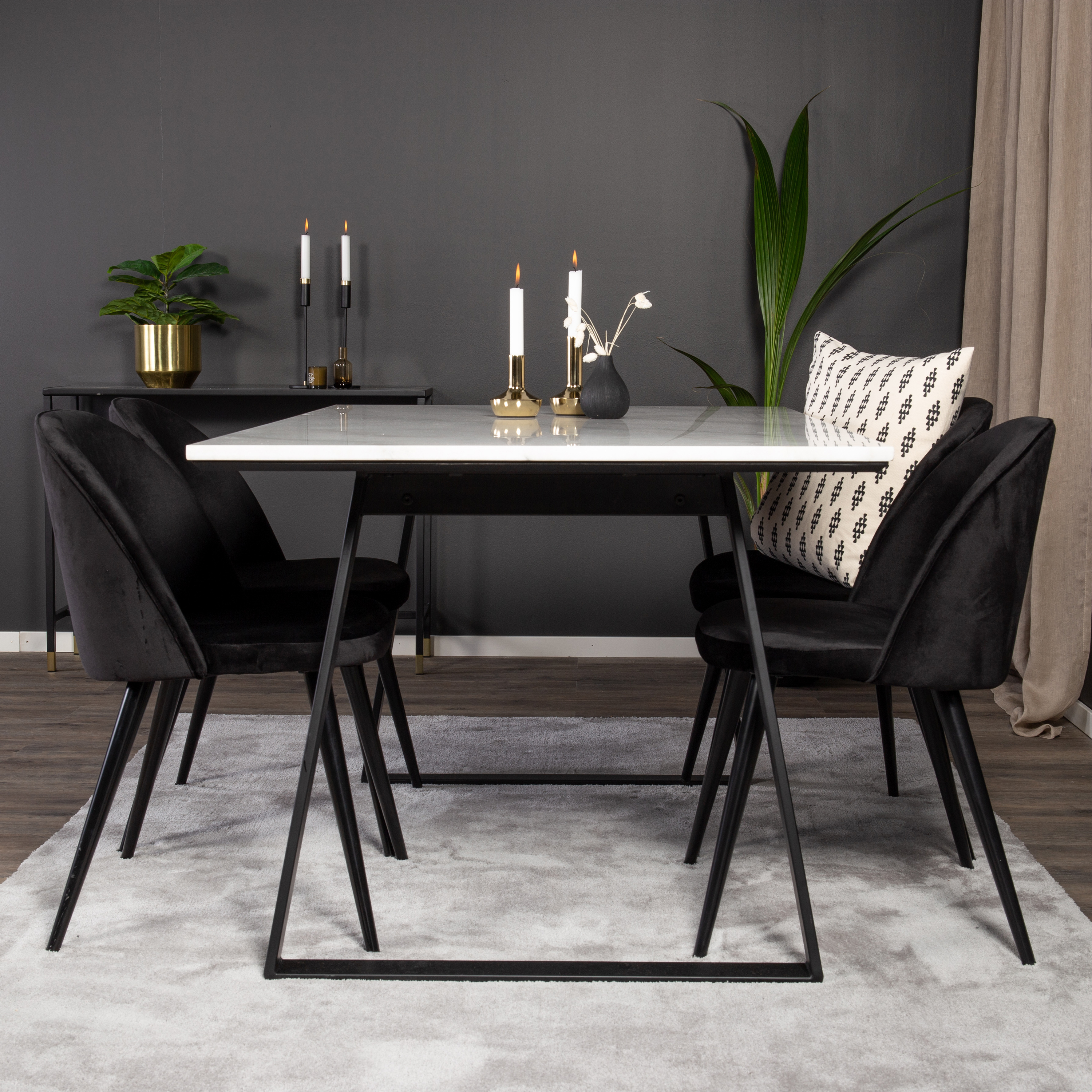 Spisegruppe Venture Home Estelle 140 med 4 Valentina Stoler Fløyel