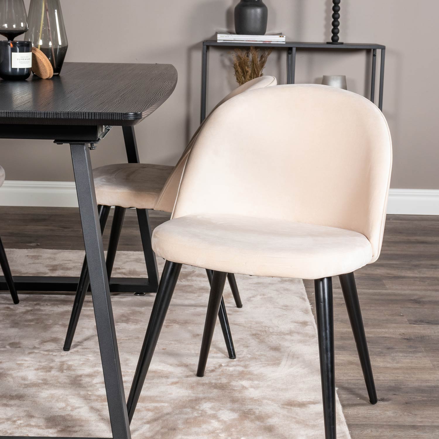 Spisegruppe Venture Home Ina med 4 Valentina Stoler Fløyel