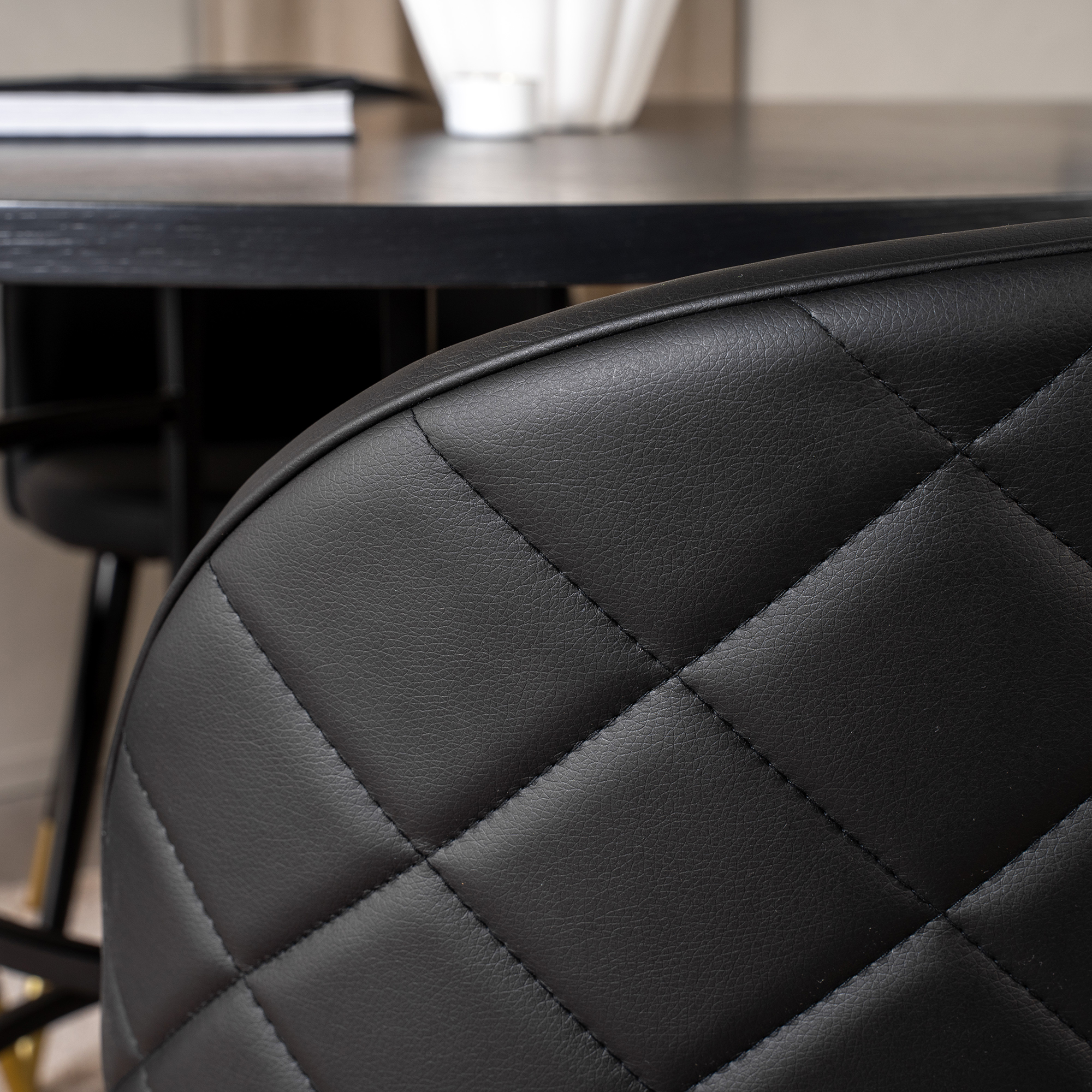 Spisegruppe furniture/fashion Copenhagen med 6 Valentina Kunstlær Stoler