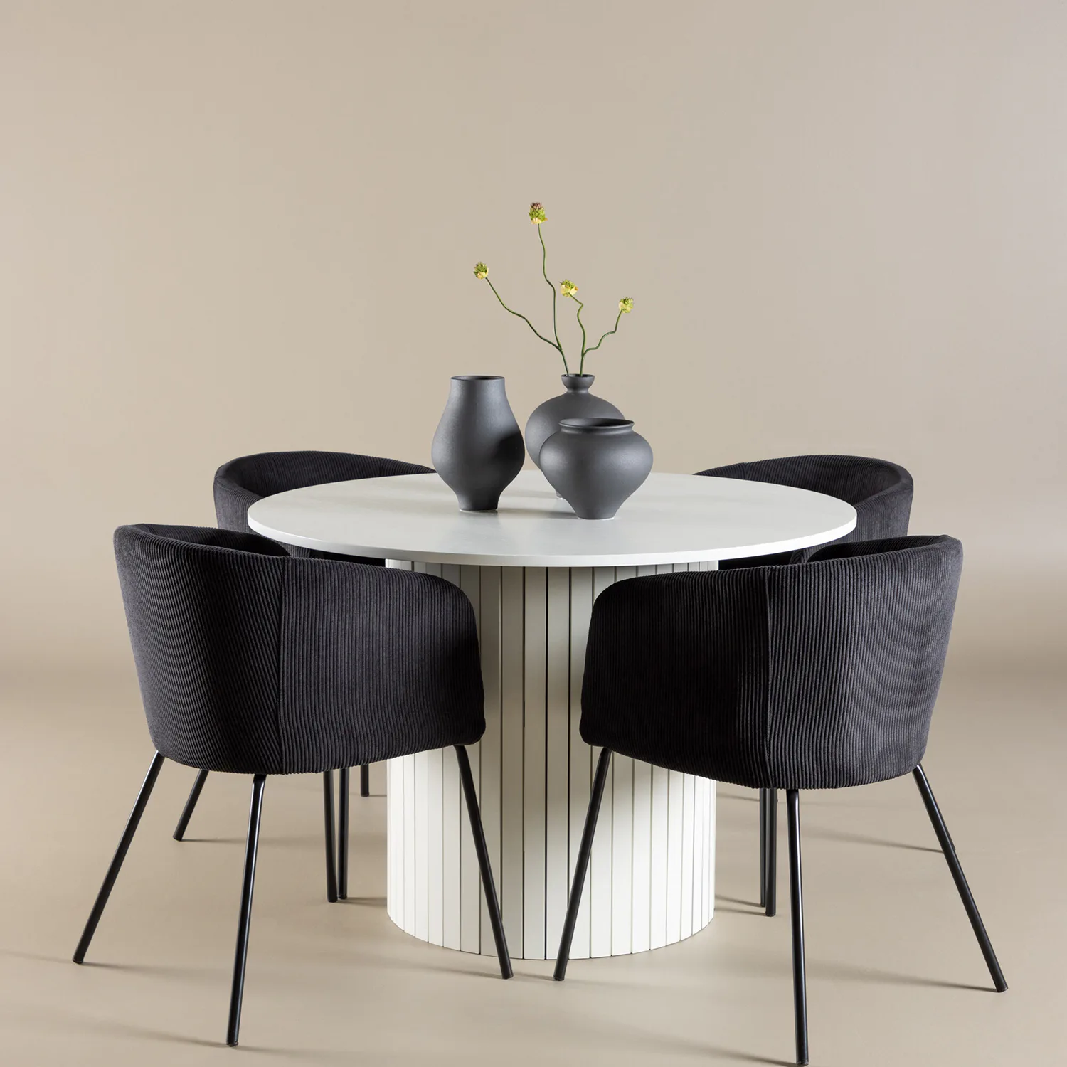 Spisegruppe Venture Home Härön Ø110 med 4 stk Berit Stoler