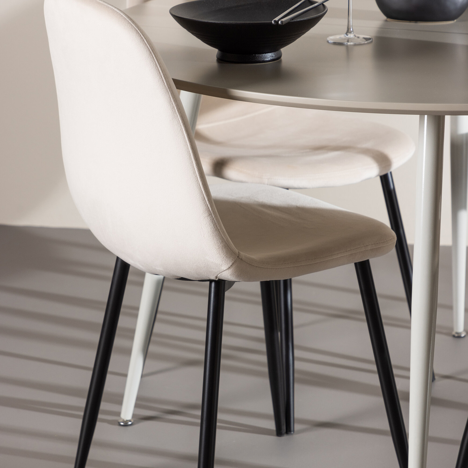 Spisegruppe Venture Home Plaza Ø120 med 4 stk Polar Stoler Fløyel