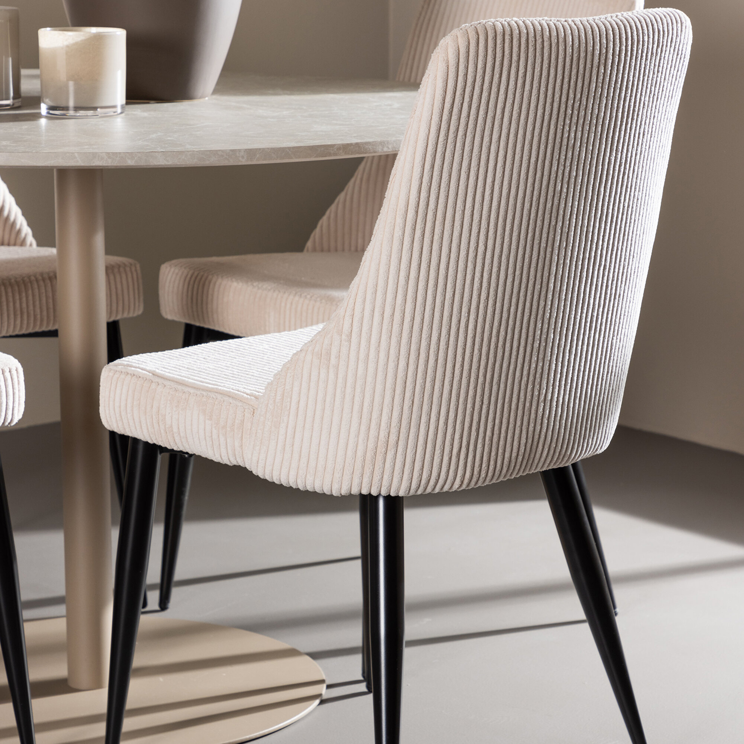 Spisegruppe Venture Home Lycke Ø110 med 4 stk Leone Stoler