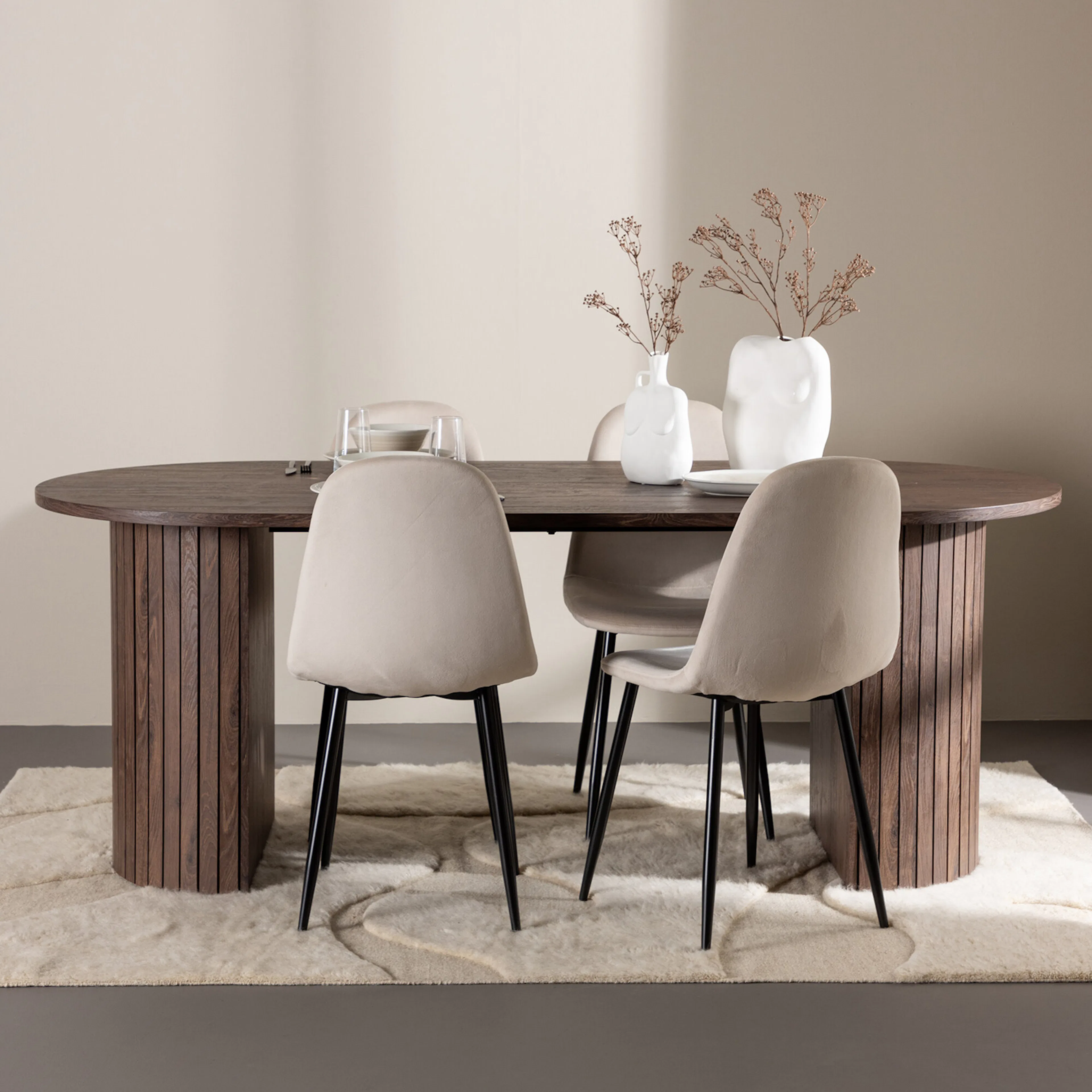 Härön Dining Table with Polar Dining Chair Färg: Mocka/Beige, Ben: Svarta