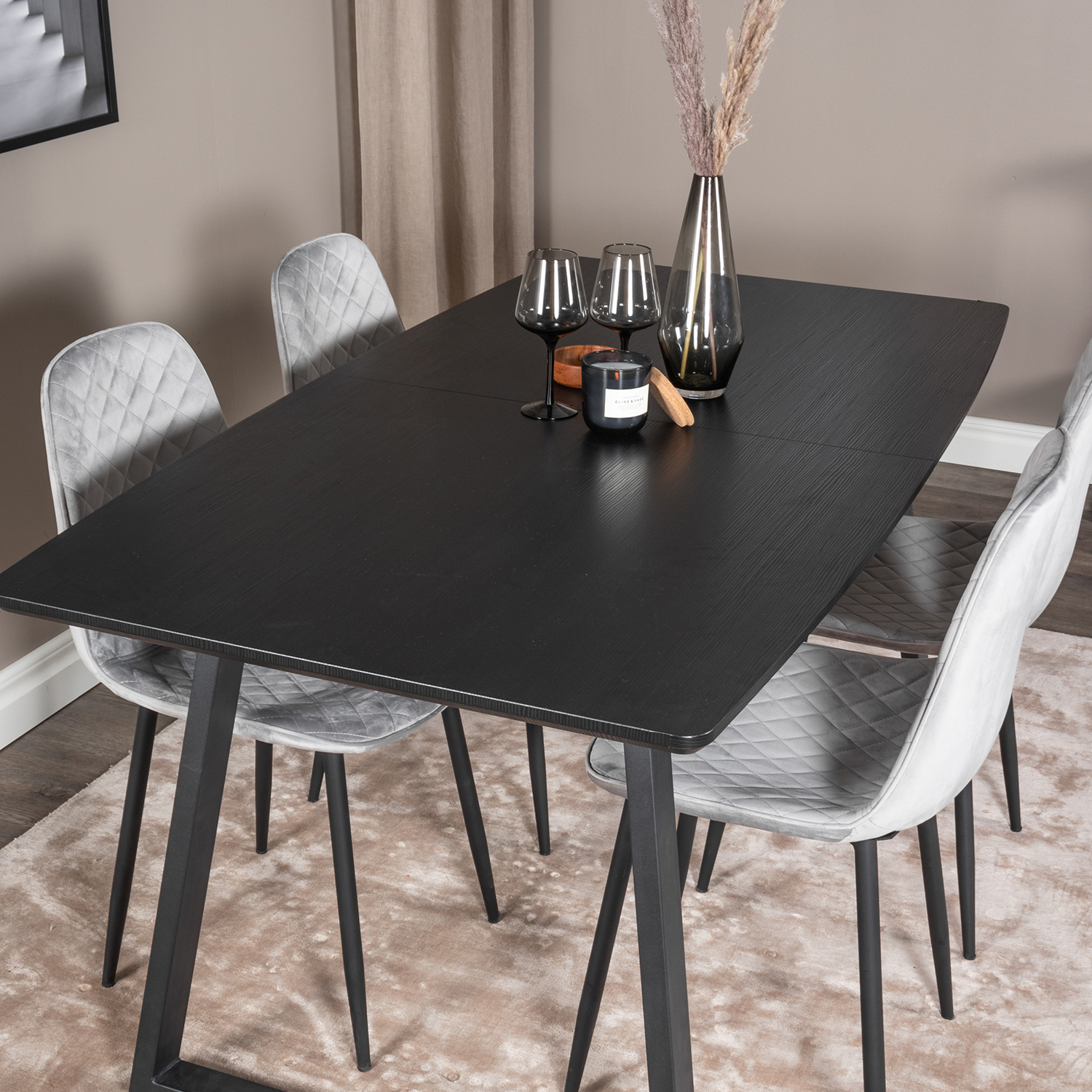 Spisegruppe Venture Home Ina med 4 Phoi Stoler Fløyel