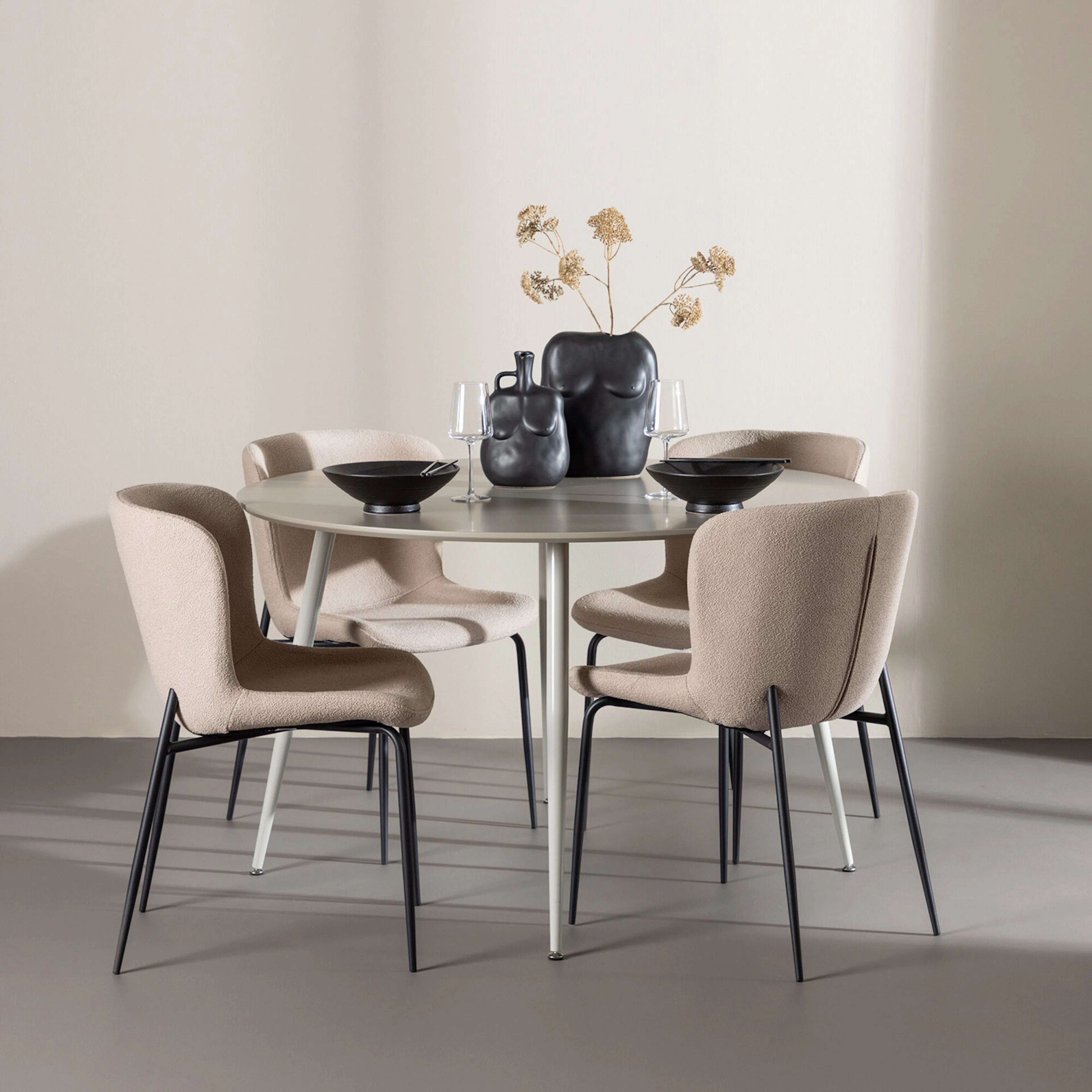 Spisegruppe Venture Home Plaza Ø120 med 4 stk Modesto Stoler